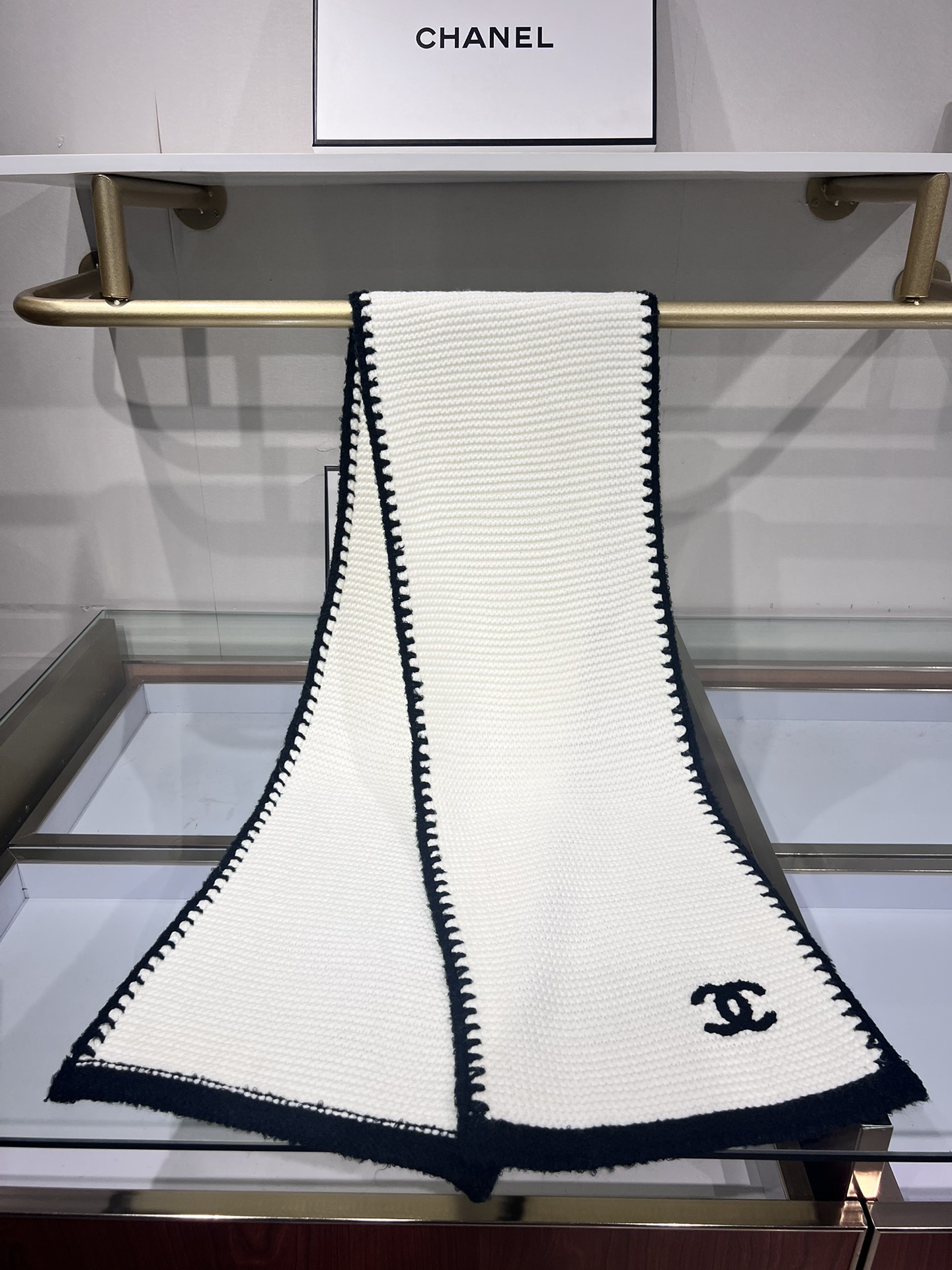 💟上新💃🏻💋👑👑香奈儿专柜新款【小香】💖💖美翻了 ，御用殿堂级极品‼️新款专柜在售 进口纯羊绒时尚绣花针