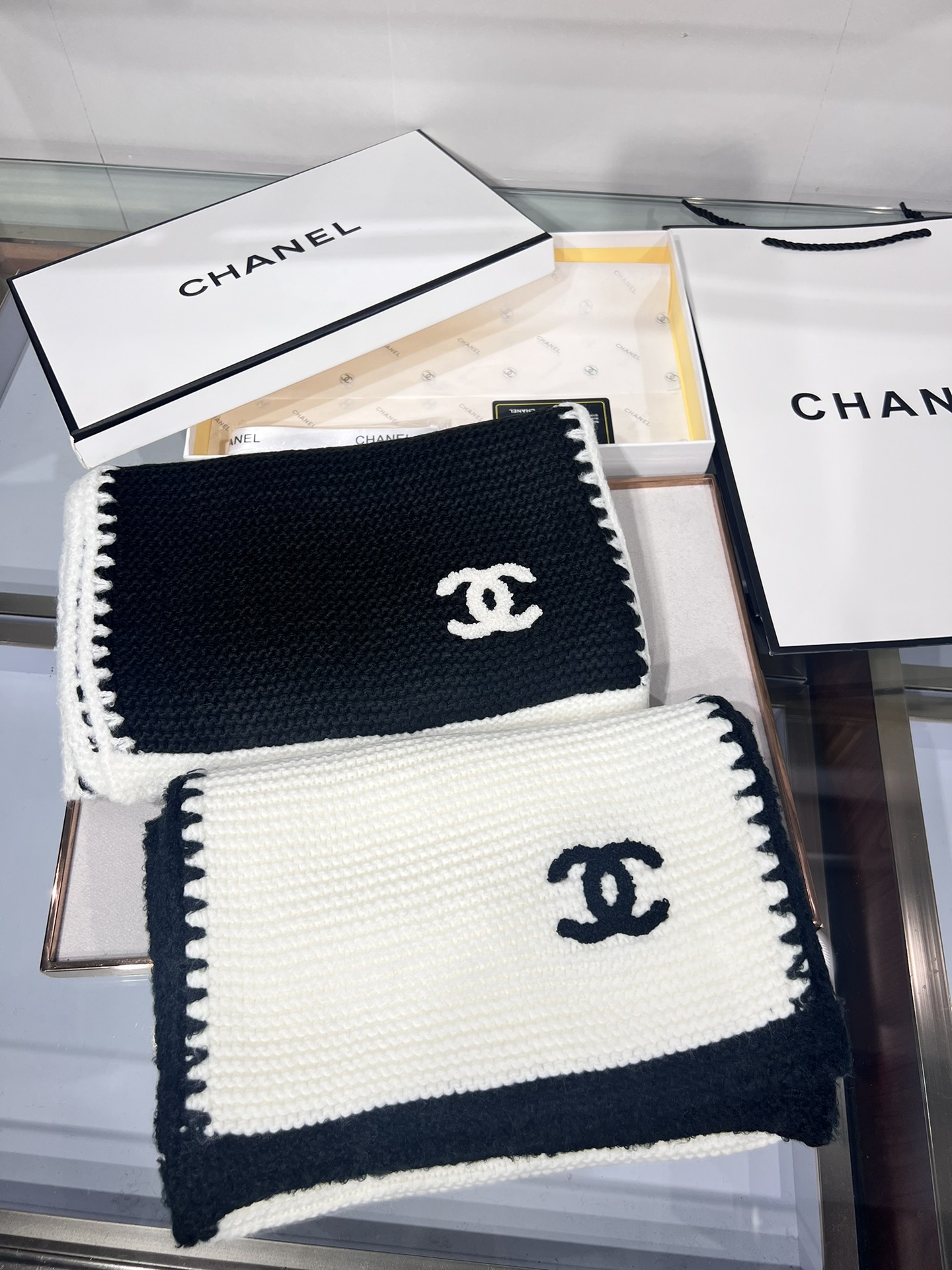 💟上新💃🏻💋👑👑香奈儿专柜新款【小香】💖💖美翻了 ，御用殿堂级极品‼️新款专柜在售 进口纯羊绒时尚绣花针