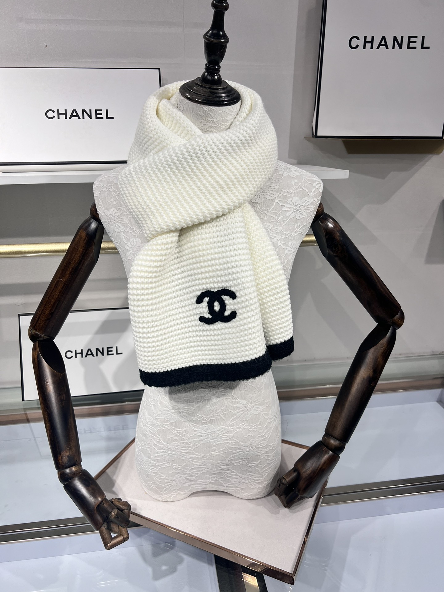 💟上新💃🏻💋👑👑香奈儿专柜新款【小香】💖💖美翻了 ，御用殿堂级极品‼️新款专柜在售 进口纯羊绒时尚绣花针