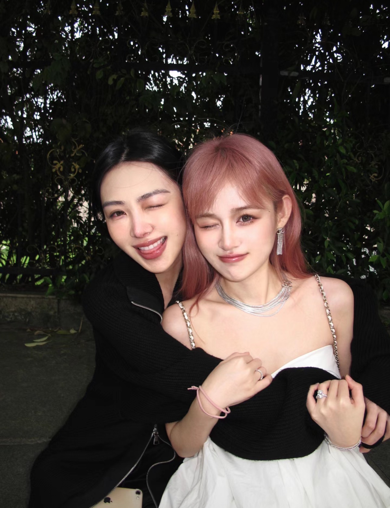 NO:631097,88180 The long tassel style arrived today. 24B new silver double C snake bone chain tassel earrings. Silver double C snake bone chain tassels. Elegant value. Simple and very stylish design. The long tassel style looks like a goddess when worn on the ear. You can earn money by buying it. The same brass material. The earrings come with a packaging box, Cardia high-end jewelry.1986090988180今日到货流苏长款 24B新款银色双C蛇骨链流苏耳钉 银色双C蛇骨链流苏 贵气值 简简单单又非常有格调的设计 流苏长款佩戴上耳很女神气质 买到赚到 z一致黄铜材质 耳钉带包装盒,,卡迪亚高端饰品,Jewelry