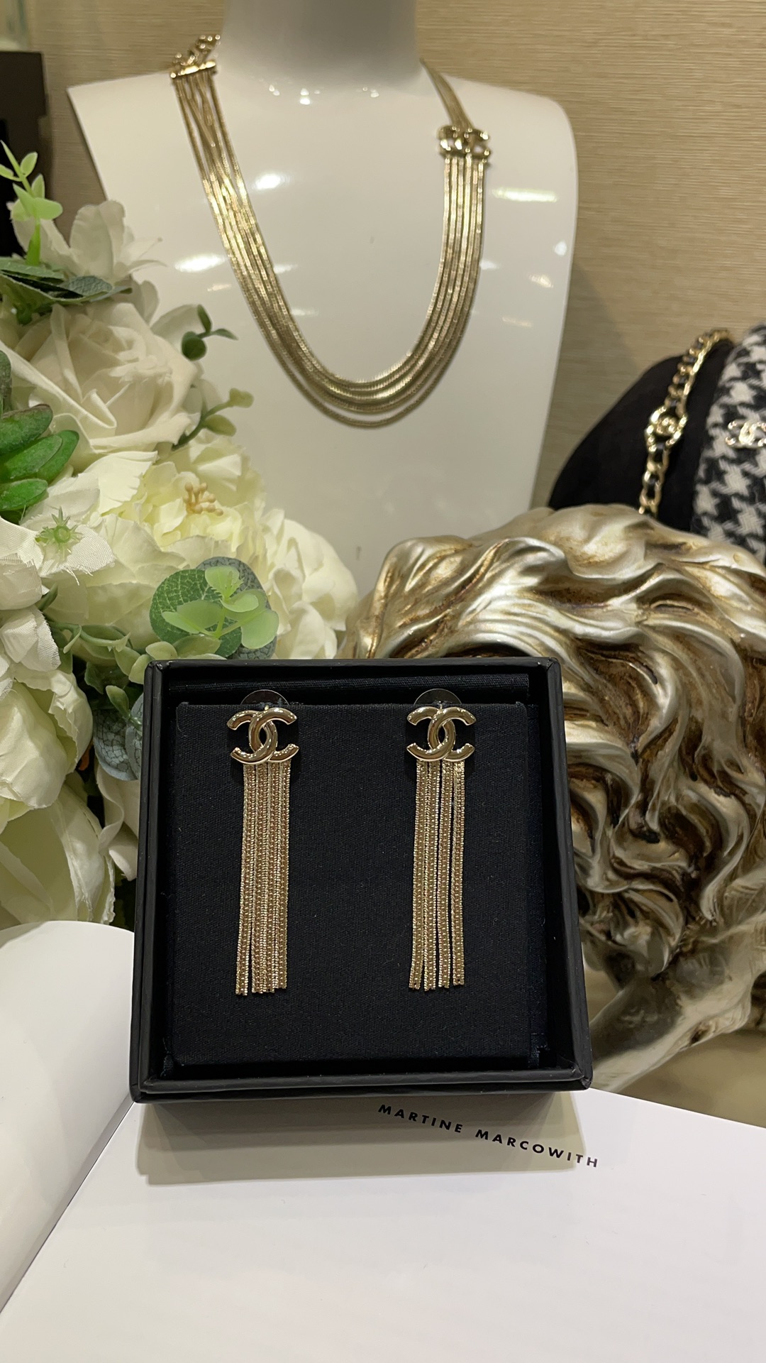 NO:631099,88180 The long tassel style arrived today. 24B new golden double C snake bone chain tassel earrings. Gold double C snake bone chain tassels. Noble value. Simple and very stylish design. The long tassel style looks like a goddess when worn on the ear. You can earn money by buying it. Z consistent brass material. The earrings come with a packaging box, Cardia high-end jewelry.1986090988180今日到货流苏长款 24B新款金色双C蛇骨链流苏耳钉 金色双C蛇骨链流苏 贵气值 简简单单又非常有格调的设计 流苏长款佩戴上耳很女神气质 买到赚到 z一致黄铜材质 耳钉带包装盒,,卡迪亚高端饰品,Jewelry