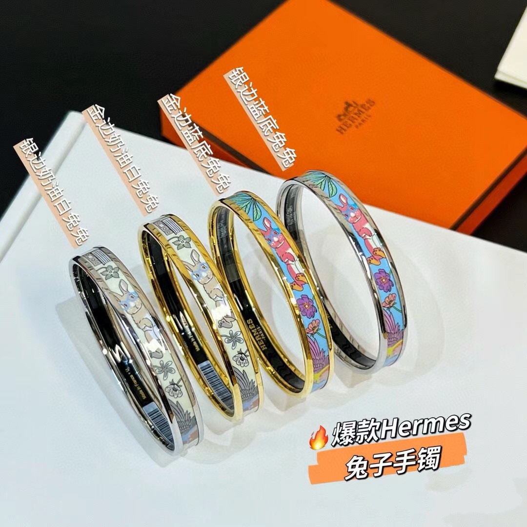 NO:105613,Recommended popular products for Xiaohongshu. Hermes Hermes enamel rabbit bracelet with fine and high-end version. The narrow version has been loved by MM since its launch. Every color has its unique brilliance!  The effect is very good!  The smallest one!  More durable than ordinary models, it shows fair skin color, Tiffany green is so beautiful, we only do high-end versions, super like (gold and silver), jewelry boutique, hermes, hermes, bracelet, gold19860909小红书爆款推荐生肖爱马仕Hermes珐琅兔兔手镯细款高版本一比一精工版 窄版从上市以来一直深受MM喜爱每一种颜色都有它独一无二的光彩！上手效果非常好看！最细小的一款！比普通款更耐看显肤色白皙蒂芙妮绿也太美了吧我们只做高版本叠戴超级喜欢（黄金 银色）,饰品精品,hermes,hermes,bracelet,gold,Jewelry