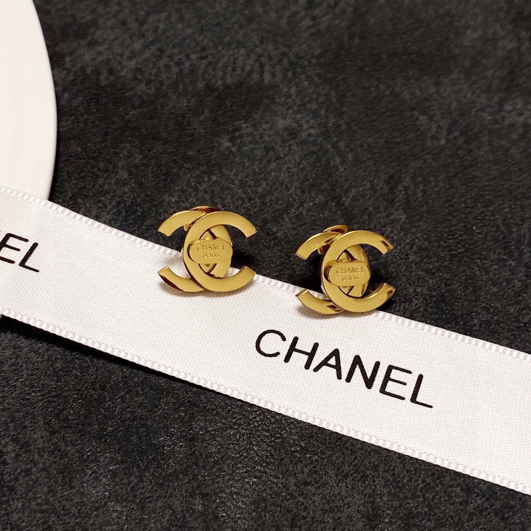 NO:105617,Xiaoxiang Chanel's new mid-old shiny stud earrings. Every detail is very fine. This design is very beautiful. This is really beautiful and super fairy. A must-have for exquisite young ladies, fine jewelry, chanel, earrings19860909小香Chanel新款中古亮面耳钉耳环 每一个细节做工非常精细 这款设计非常美轮美奂这款真的超级美超级仙 精致小姐姐必备,饰品精品,chanel,earrings,Jewelry