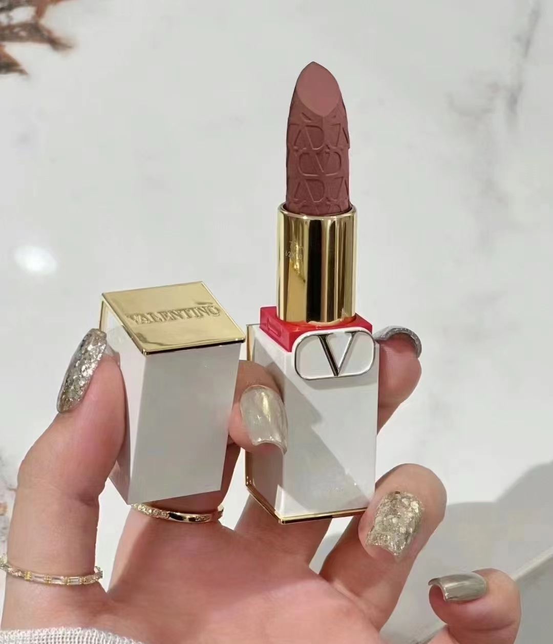 45. Lápiz labial Valentino小白管 3.4g 🔜 Calidad 1:1❗️3 colores: 77A#, 111A#, 100R#. Valentino edición limitada lápiz labi…