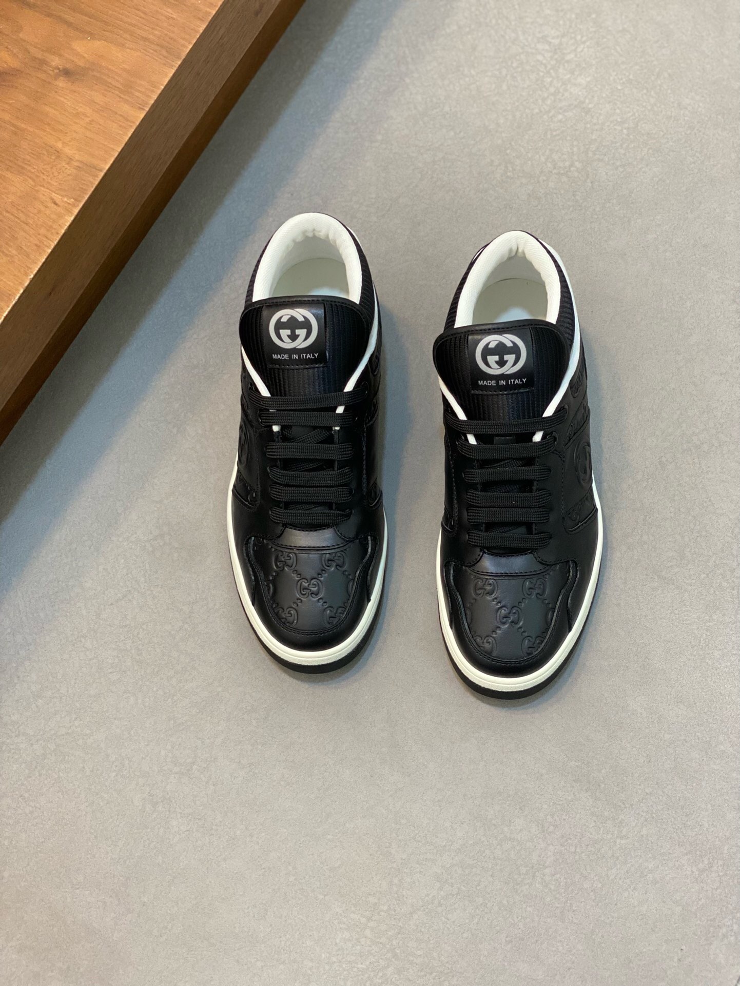 NO:219592,Brand G U C C I Color Original Color Number 38-44 Customized 45 Price Material Guqi Top-notch · Original Individual Product!  Premium and trendy men's sports and casual shoes!  A unique personality!  The upper is made of imported cowhide with Guqi printed logo spliced ​​cowhide inner lining. The original molded sole is high-quality and worthy of possession. Guqi casual shoes, cowhide19860909品牌G U C C I 颜色原版配色 码数38-44定做45 价格 材质古奇顶级·原单货！精品好货潮男运动休闲鞋！与众不同的个性！鞋面采用进口牛皮搭配古奇印花logo拼接牛皮内里 原版开模大底、高品质值得拥有,古奇 休闲鞋,cowhide,Men's shoes