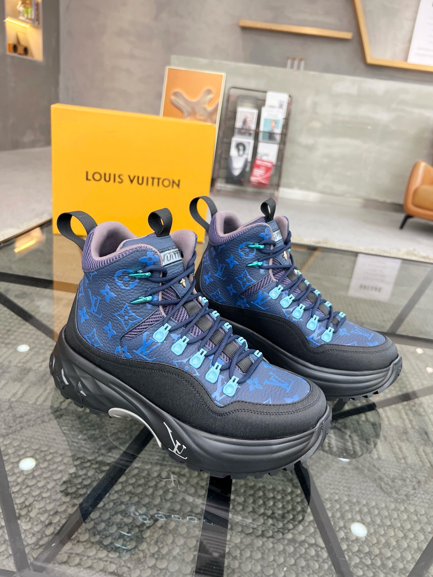 NO:219476,Brand LOUIS VUITTON original color matching Size 39-44 Custom made 39.45 Price Material Louis Vuitton Trainer 2 Sports shoes Highlights New Men's Show, Recreating Virgil Abloh Original Classic inspired by retro basketball shoes. Cowhide leather shaping the body, paired with a lined collar and adjustable Velcro laces. Logo marked tongue, Monogram floral embellished rubber outsole. Combination custom sole, Louis Vuitton, louis vuitton, louis vuitton, sneakers, cowhide19860909品牌LOUIS VUITTON 颜色原版配色 码数39-44定做39.45 价格 材质路易威登Trainer 2 运动鞋 瞩目亮相 新款 男装秀场,再现 Virgil Abloh 受复古篮球鞋的启发而创作的原版经典.牛皮革塑造鞋身,搭配加衬鞋领和可调节魔术贴鞋带.标识标注鞋舌,Monogram 花卉点缀橡胶外底.组合定制大底,路易威登,louis vuitton,louis vuitton,sneakers,cowhide,Men's shoes