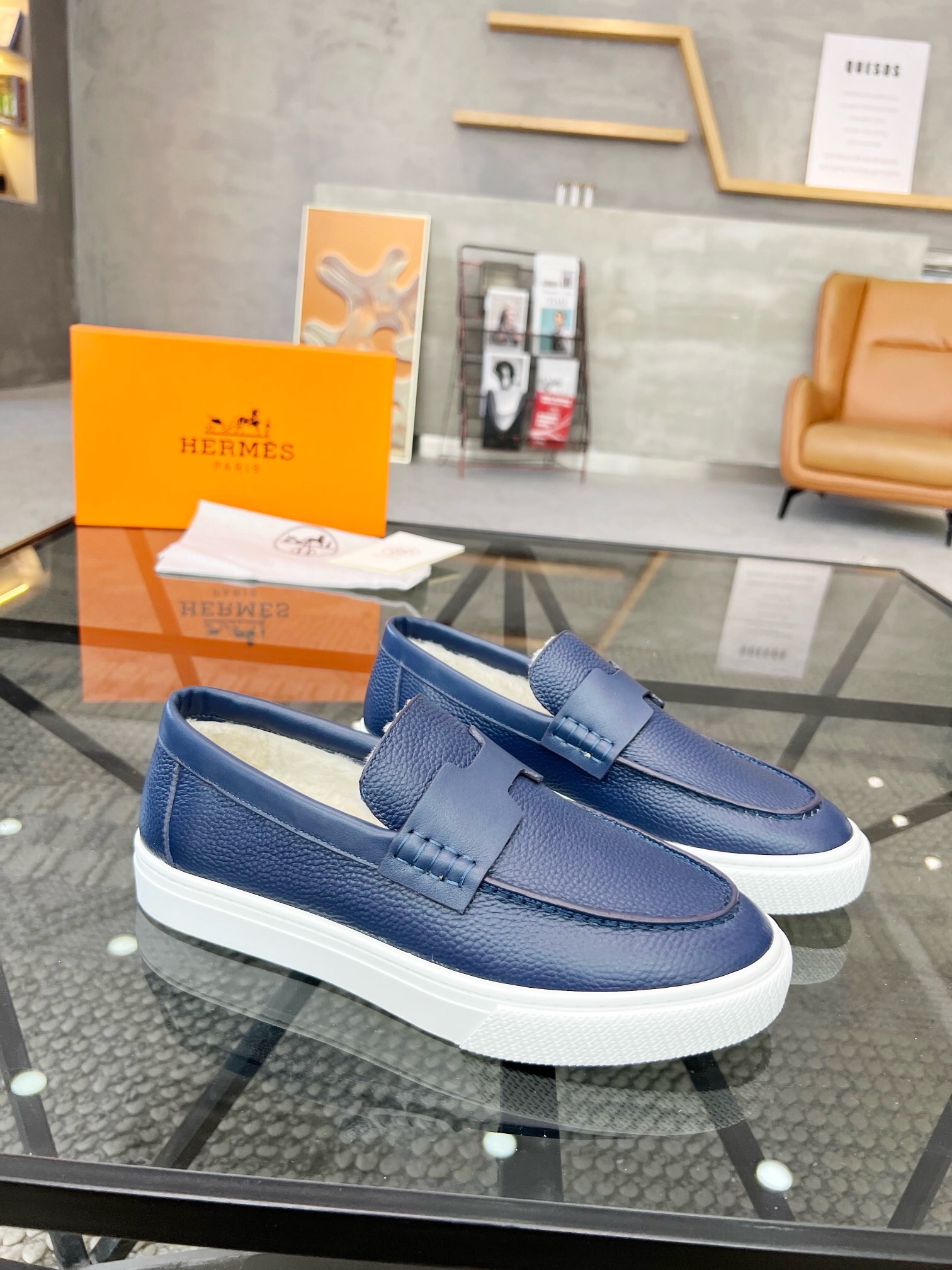 NO:219445,Brand HERMES original color matching Number of 39-44 Standard code Price Material Hermes new style Boutique casual shoes Upper cowhide creates wool footbed wool inner style fashionable dynamic original Hermes comfortable sole Simple and generous sports and leisure, Hermes casual shoes, hermes, hermes, cowhide19860909品牌HERMES 颜色原版配色 码数39-44 标准码 价格 材质爱马仕新款 精品 休闲鞋 鞋面牛皮打造羊毛垫脚羊毛内里版型时尚 动感十足原版 爱马仕舒适大底 简洁大方运动休闲,爱马仕 休闲鞋,hermes,hermes,cowhide,Men's shoes