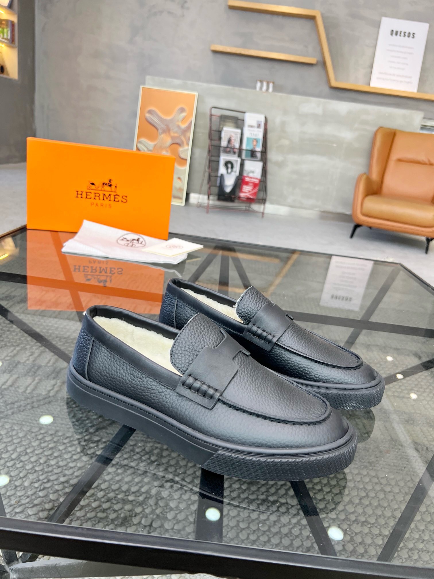 NO:217684,Brand HERMES original color matching Number of 39-44 Standard code Price Material Hermes new style Boutique casual shoes Upper cowhide creates wool footbed wool inner style fashionable dynamic original Hermes comfortable sole Simple and generous sports and leisure, Hermes casual shoes, hermes, hermes, cowhide19860909品牌HERMES 颜色原版配色 码数39-44 标准码 价格 材质爱马仕新款 精品 休闲鞋 鞋面牛皮打造羊毛垫脚羊毛内里版型时尚 动感十足原版 爱马仕舒适大底 简洁大方运动休闲,爱马仕 休闲鞋,hermes,hermes,cowhide,Men's shoes