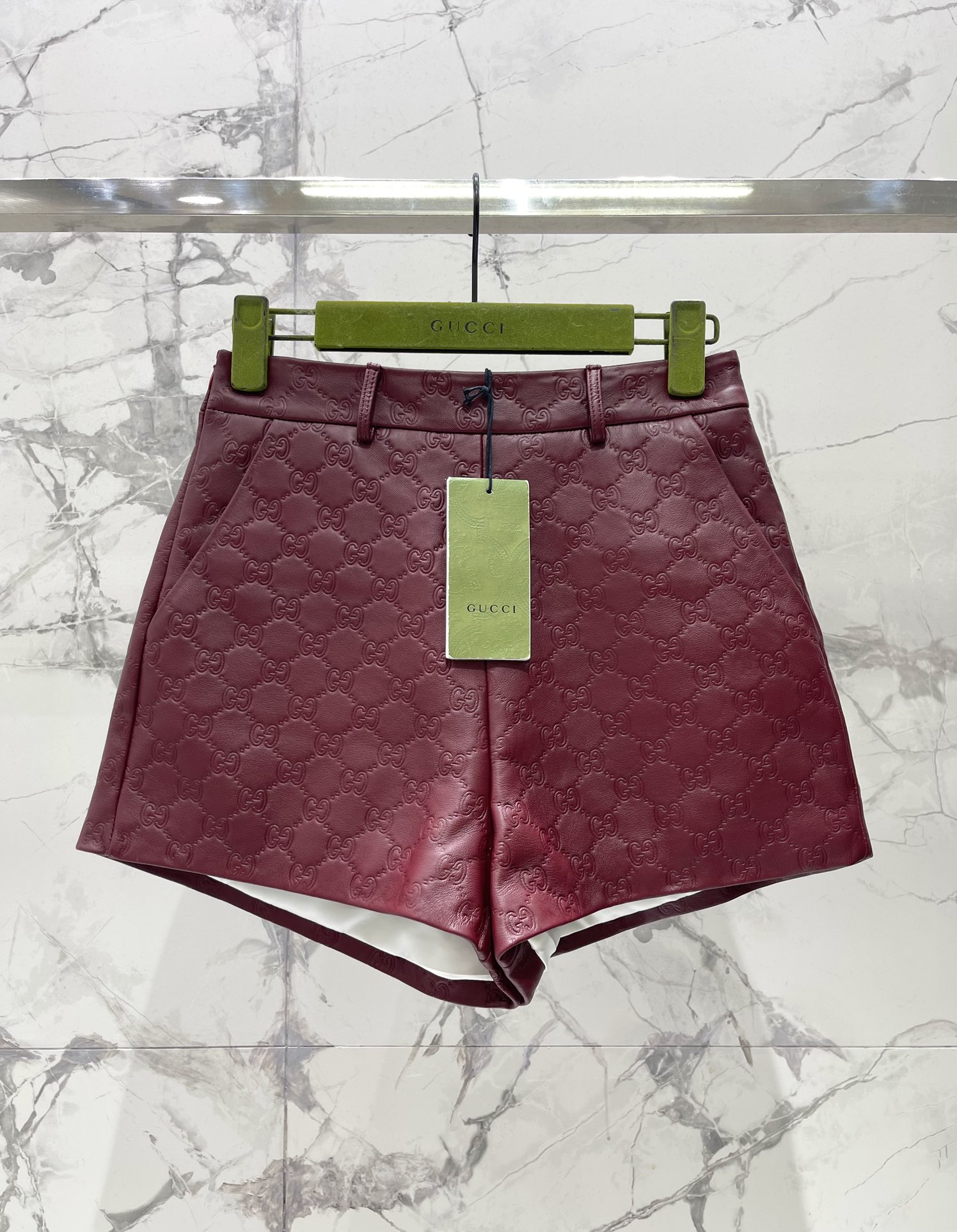 NO:866216,* Gucci's new autumn and winter sheepskin GG embossed shorts. The GG logo is classic yet fashionable. It is simply the iconic element of Gucci!  The texture of sheepskin is soft and comfortable. When you wear it, you feel like you are wrapped in clouds~ The cut of the shorts is super slim, and the high-waist design elongates the leg lines. Wear them and you will be the fashion icon with long legs!  Whether paired with short boots or sneakers, you can easily control it and wear it in your own style!  Although it is autumn and winter now, these shorts can still shine!  You can pair it with a pair of stockings and a pair of handsome short boots, and you'll be the most handsome kid on the street!  Size SML, Gucci-clothing, gucci, gucci, boots, sneakers, shorts, sheepskin,19860909* 古驰秋冬新款羊皮GG压花短裤 GG标识经典又不失时尚感,简直就是Gucci家的标志性元素！ 羊皮的质地,柔软又舒适,穿在身上简直就像是被云朵包裹着一样～ 短裤的剪裁超级显瘦,高腰设计更是拉长了腿部线条,穿上它,你就是那个拥有大长腿的时尚Icon！ 不管是搭配短靴还是运动鞋,都能轻松驾驭,穿出属于自己的风格！ 虽然现在是秋冬季节,但是这条短裤依然可以大放异彩！你可以搭配一双长筒袜,再穿上一双帅气的短靴,简直就是街头最靓的崽！ 码数SML,古驰-服装,gucci,gucci,boots,sneakers,shorts,sheepskin,,Women's clothing