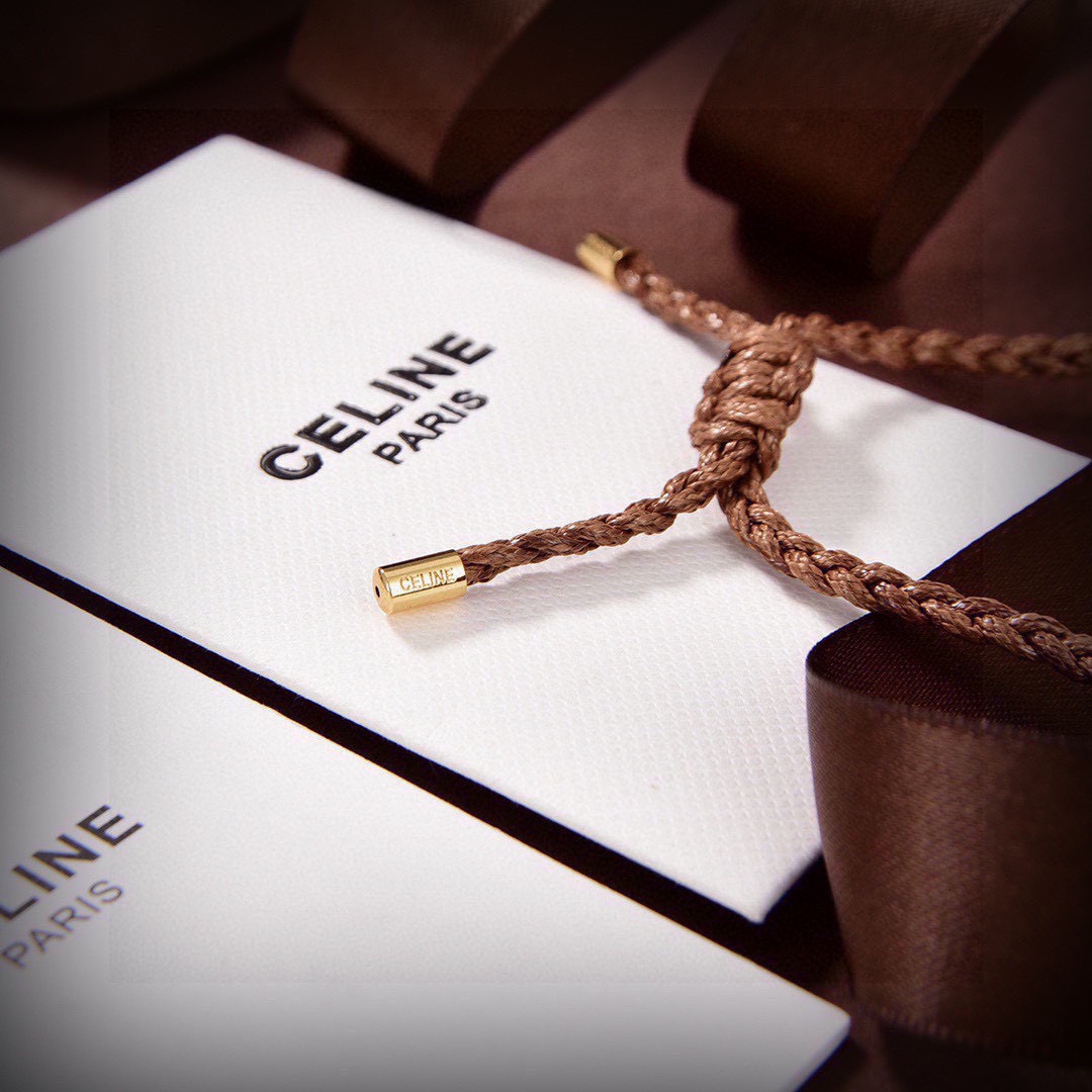“Unique Gold-Faced Bracelet Design by Celine LAGE: Subverting Traditional Impressions and Attractive Personality” - 图片 4