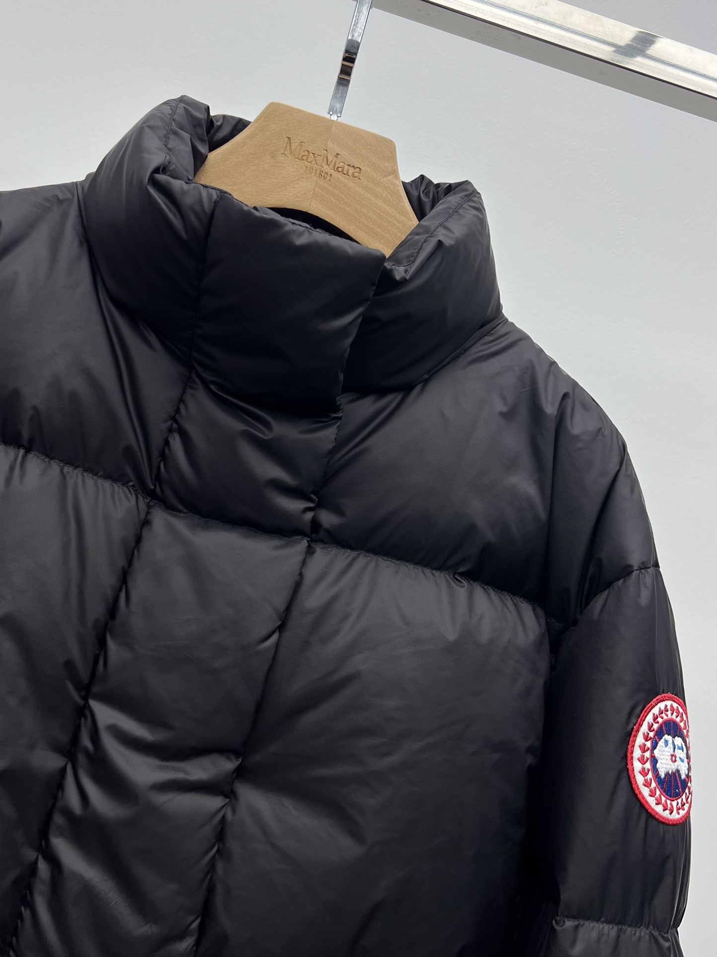 “Canada Goose Women’s Outfits: Light, Practical, and Functional Feathers for Warm Seasons” - 图片 2