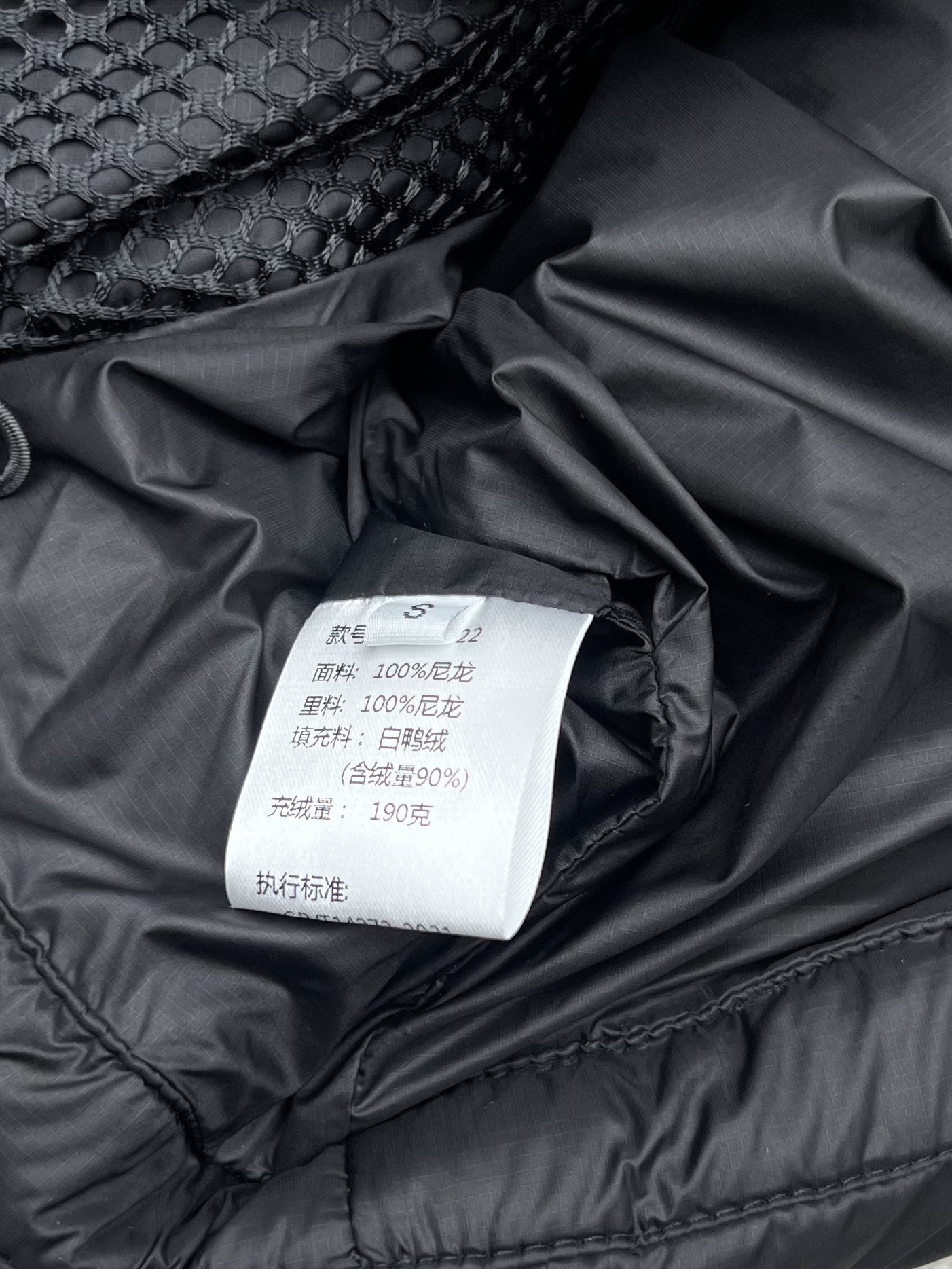 “Canada Goose Women’s Outfits: Light, Practical, and Functional Feathers for Warm Seasons” - 图片 9