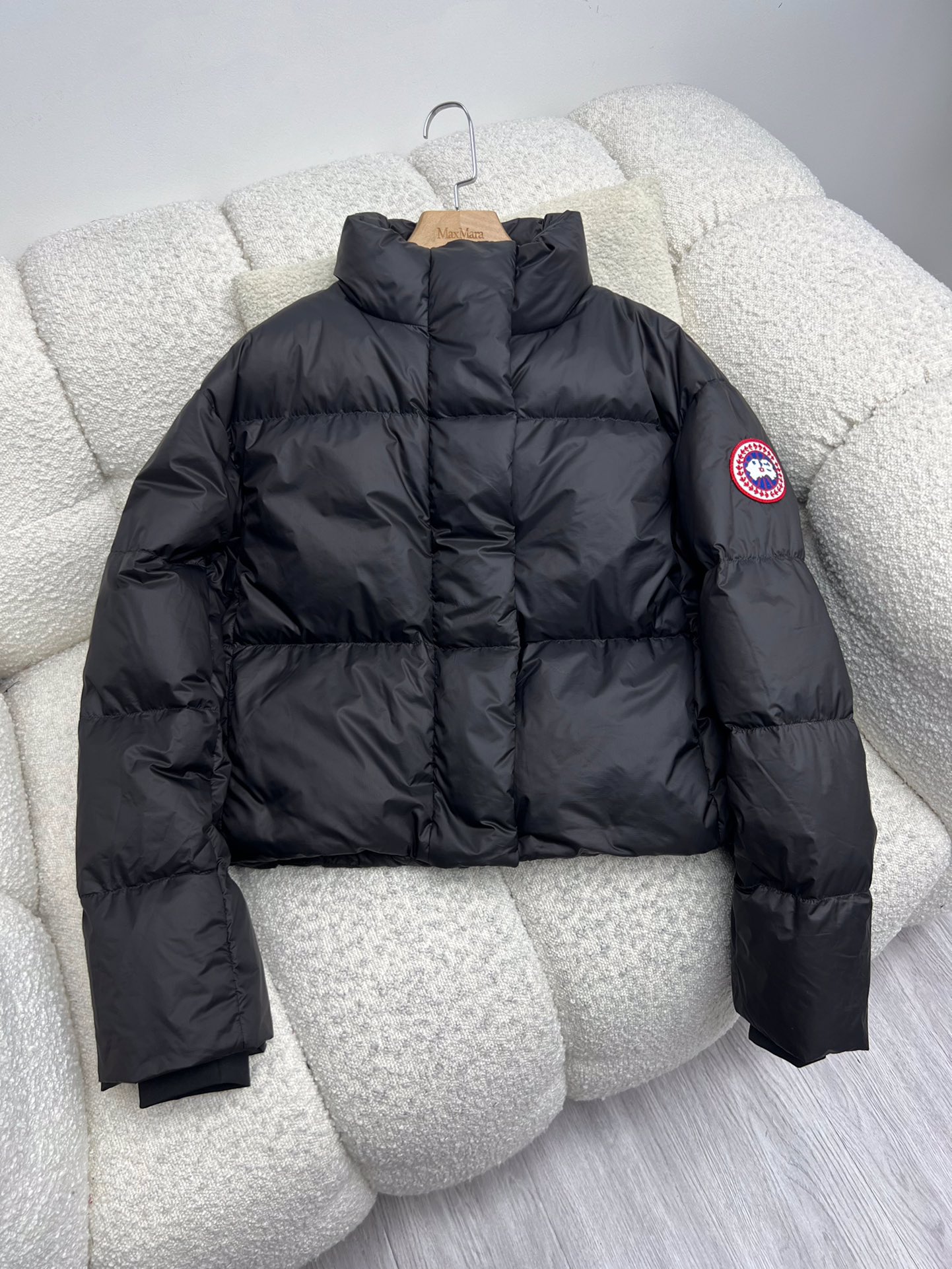 “Canada Goose Women’s Outfits: Light, Practical, and Functional Feathers for Warm Seasons” - 图片 8