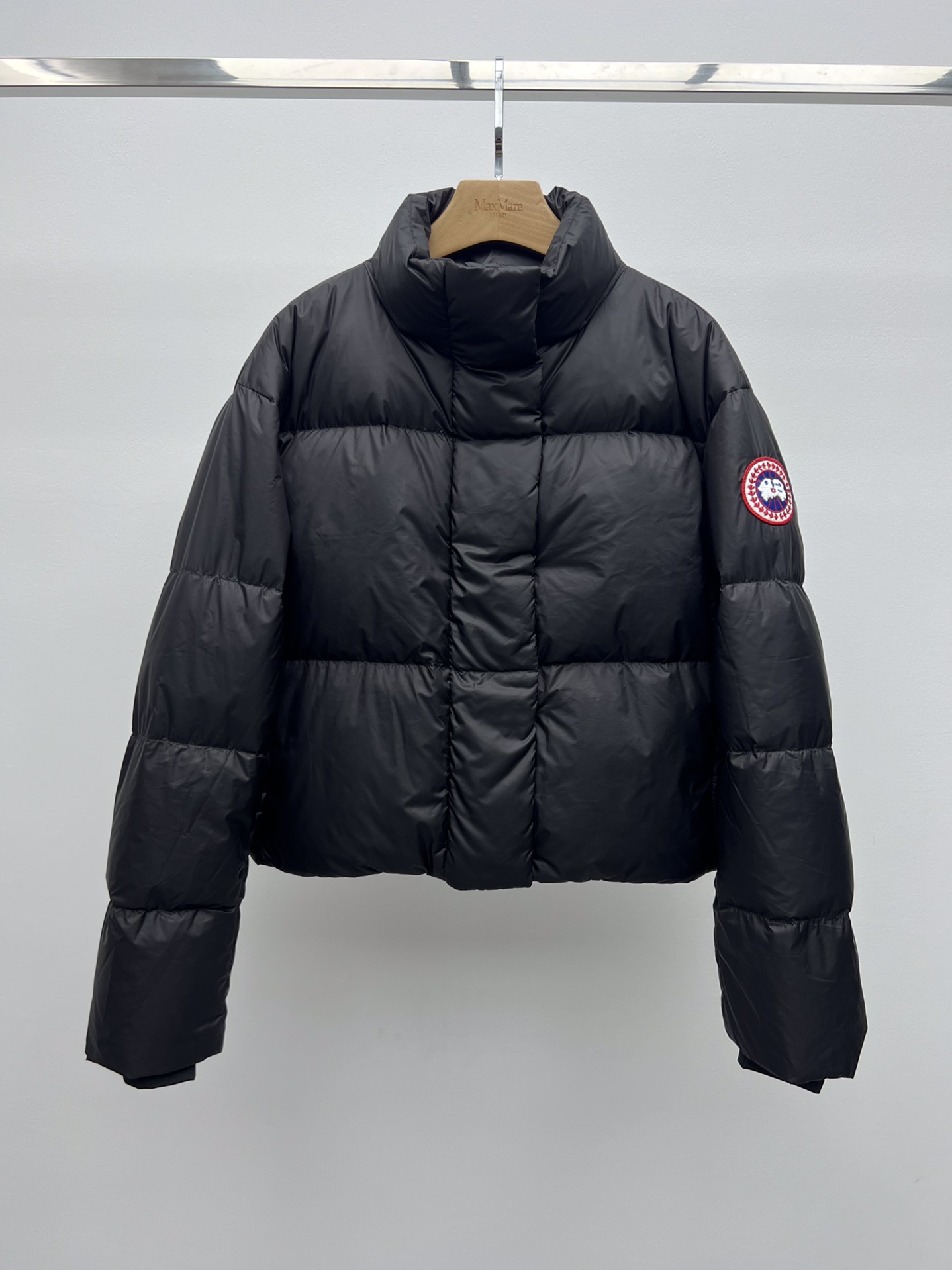 “Canada Goose Women’s Outfits: Light, Practical, and Functional Feathers for Warm Seasons”