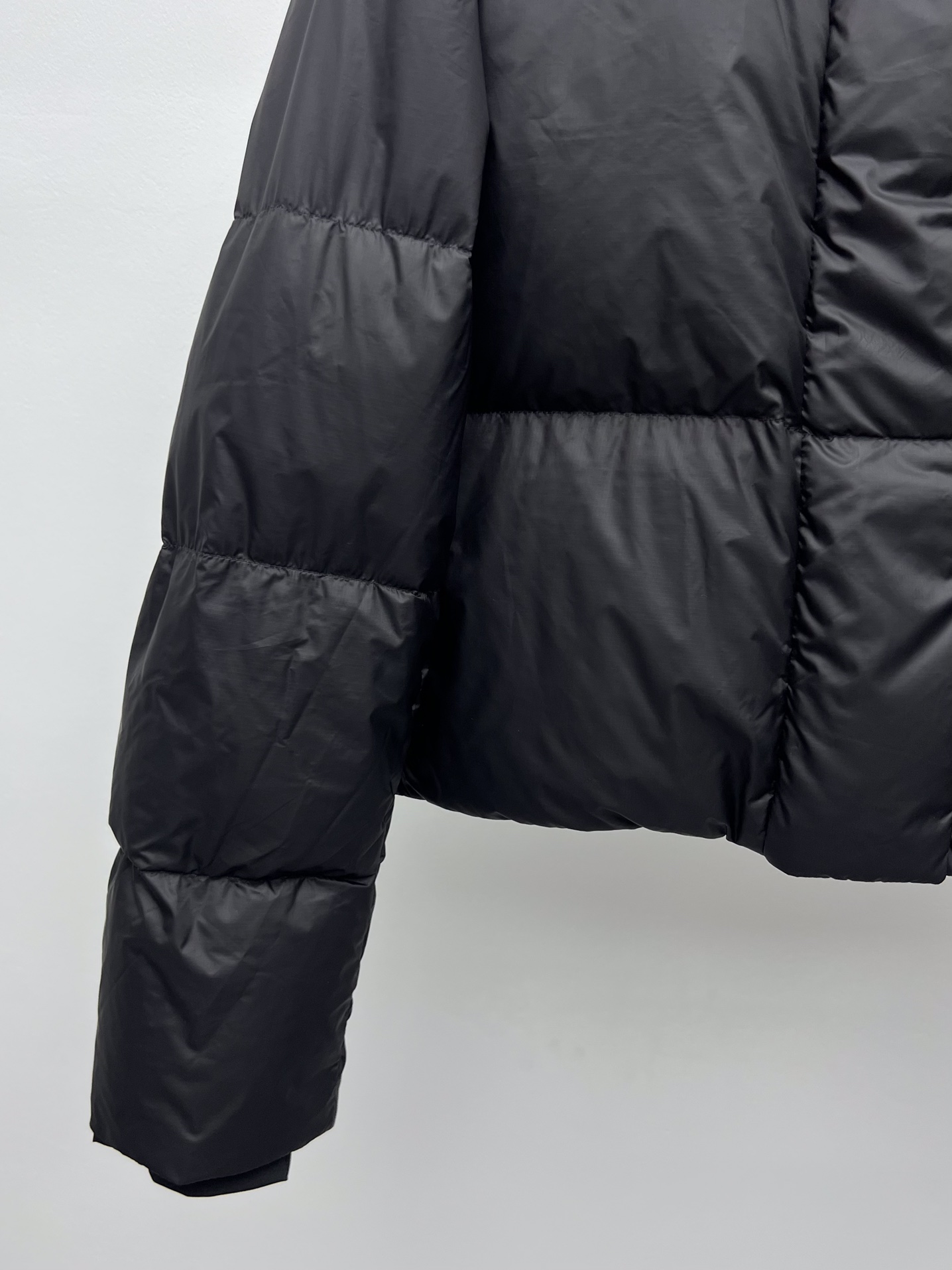 “Canada Goose Women’s Outfits: Light, Practical, and Functional Feathers for Warm Seasons” - 图片 4