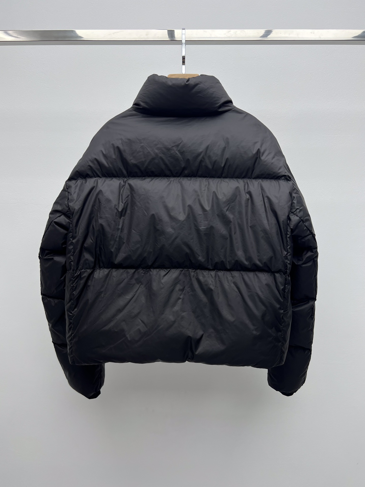 “Canada Goose Women’s Outfits: Light, Practical, and Functional Feathers for Warm Seasons” - 图片 7