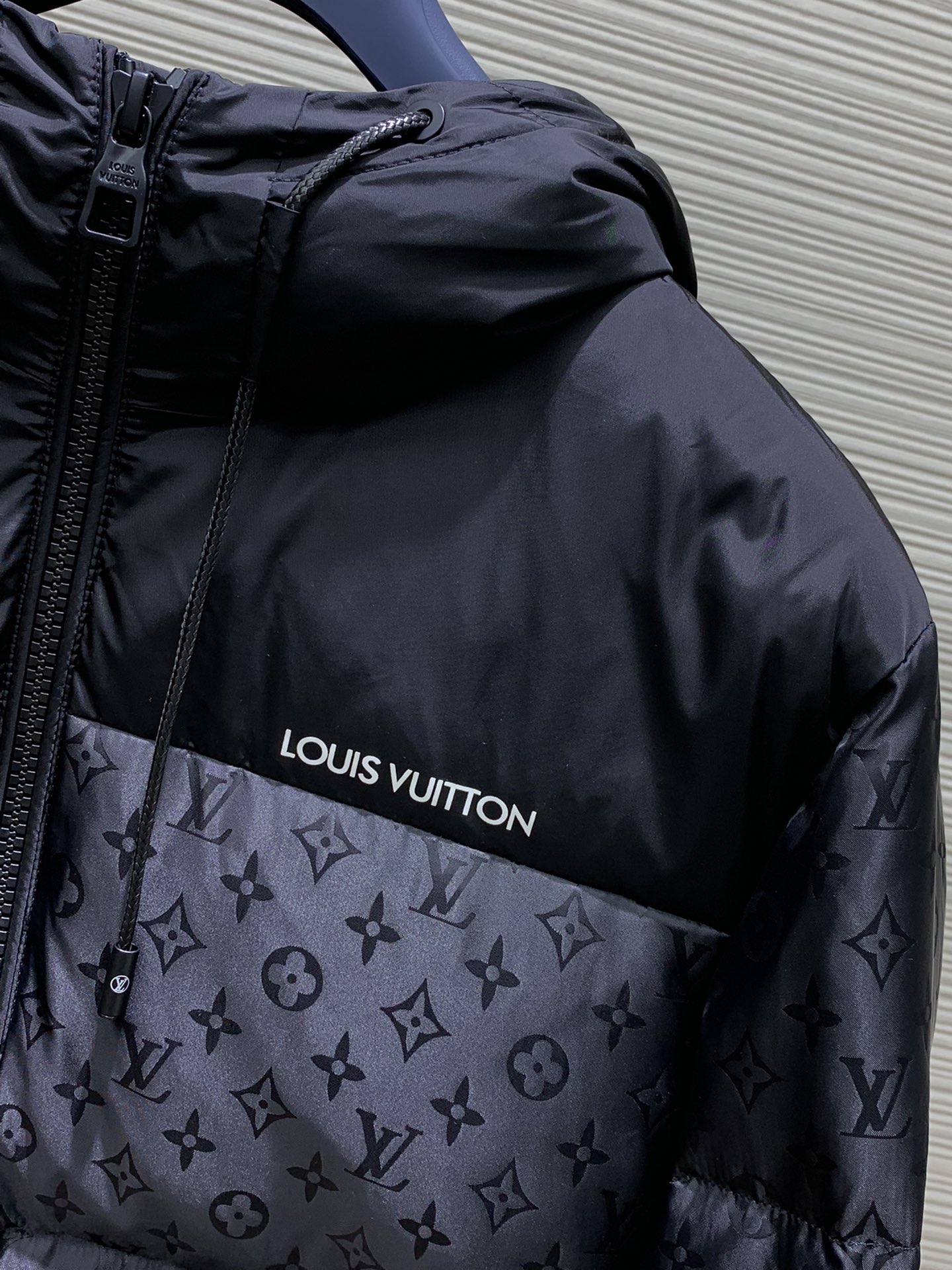 LouisVuitton路易威登2024冬季最新款专柜同步有售原单狠货时尚休闲羽绒服外套上身很有特点！吸