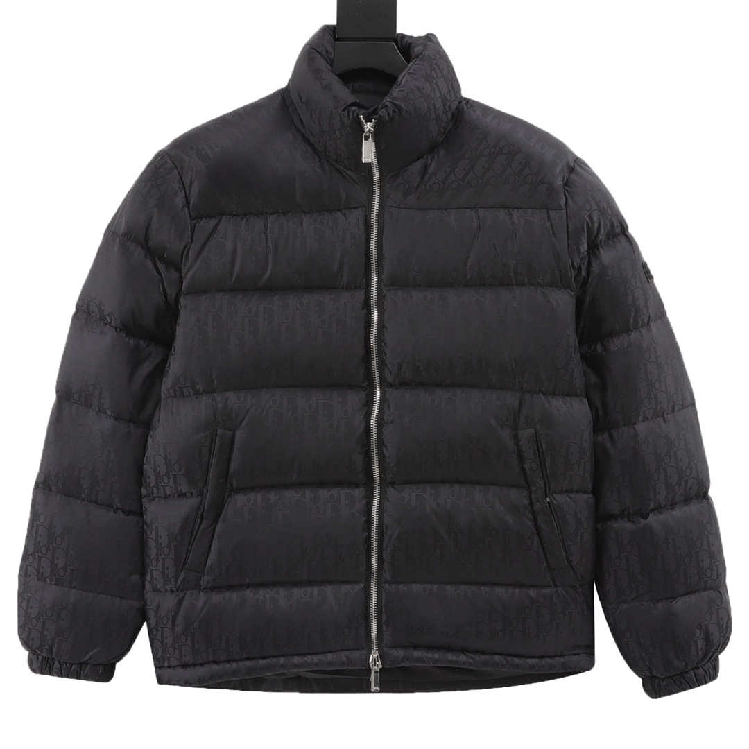 P490



 款号Y685 
Dior/迪奥满印暗纹老花羽绒服
“灭世版本”直供各大平台，代购，微商。，暴力检测，广检90绒，欢迎对比任何细节品质。
香港专柜购入zp操作，这是一款超复杂工艺的羽绒服，定制面料周期长达50天之久，绝对的防风防水，可以做到滴水不漏，堪称冬季里的避风港，在原有的面料基础上，激光提花，使整件衣服凹凸有致，立体感更强，3D效果更加明显，全衣的五金采用的是原厂一比一定制，钨金材质，皮标设计，热熔技术，一次成型，采用的90白鸭绒，700蓬松度，绝不出绒，立领设计，袖口松紧设计，防风保暖，整件采用防风，防泼水，防寒，时尚又实用，各大网红，明星上身同款，冬天御寒神器，代购版本，随意对比ZP。
Size：48-56