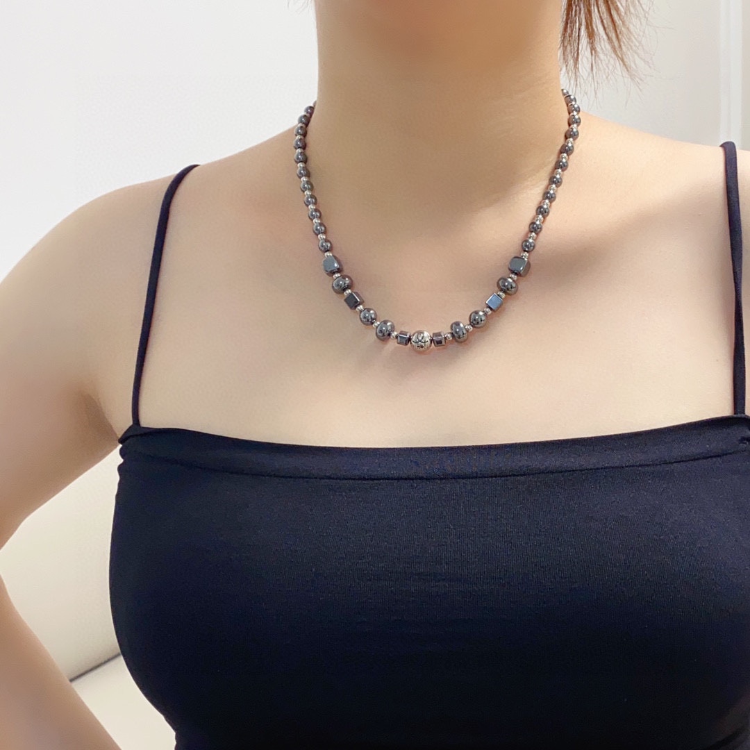 NO:105618,Chanel Chanel letter double C high-end natural black gallstone bead necklace, thick and full of classic and hot products coming to the big brand. This brand is absolutely omniscient among fashionable women. It is a well-known brand that is always popular when it is shipped in the years. It is a well-known brand that is synchronized with authentic molds. It has exclusive high-end quality and super hot selling and popular neutral styles for both men and women!  , jewelry boutique, chanel, chanel, necklace19860909香奈儿Chanel字母双C高级突天然黑胆石珠子项链,厚实感十足经典火热爆款来袭大牌香奶奶这个品牌在时尚女性当中绝对无所不知都知道它的经典与岁月逢出货必火的一个知名品牌同步专柜正品开模独家高端品质超好卖超抢手中性款男女都可佩戴！,饰品精品,chanel,chanel,necklace,Jewelry