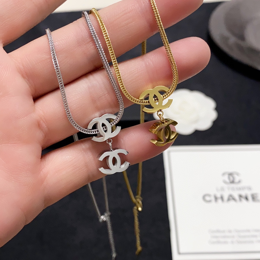 NO:105621,Xiaohongshu's new high-end Chanel Chanel's latest double C double pendant necklace is more beautiful and unique. The versatile style is very pleasant. The overall details are very surprising and the design feels full. It not only brings personal confidence and taste, but also elegant and fashionable styles, highlighting the elegant French atmosphere. With meticulous details, it makes it more attractive to wear. Boutique jewelry, chanel, chanel, necklace19860909小红书火爆新款高端香奈儿Chanel最新款双C双吊坠项链叠戴更加好看超个性,百搭款特别特别赞,整体细节非常令人惊喜,设计感十足,不仅带出个人自信及品味,款式典雅而时尚,突显法式高雅气息,加上一丝不苟的细节,使得佩戴起来更具吸引力,饰品精品,chanel,chanel,necklace,Jewelry