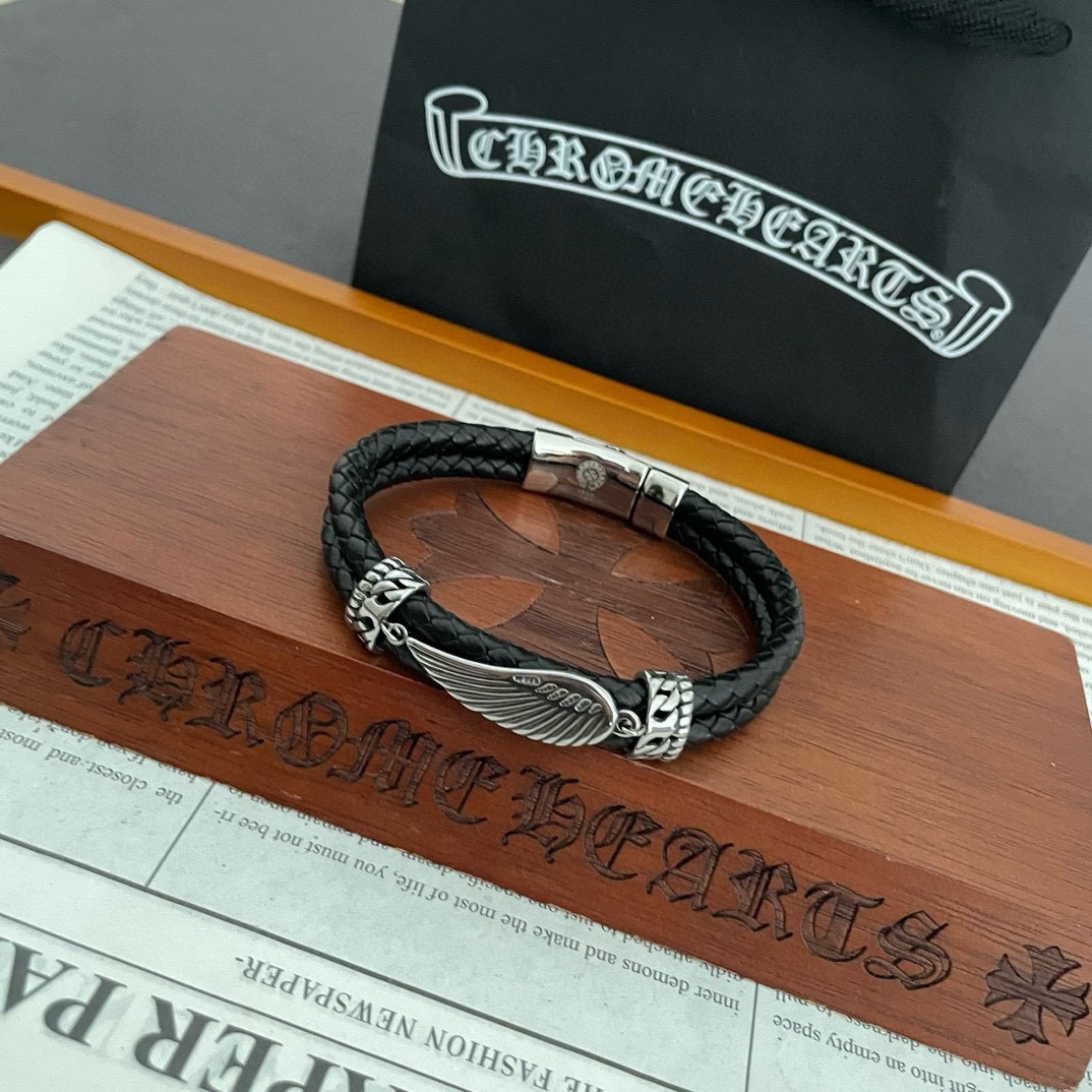专柜品质】Chrome Hearts克罗心 经典复古羽毛手镯 凹凸造型不同的花纹设计风格 呈现出与众不同 十字架 童军花是克罗心的志 7
