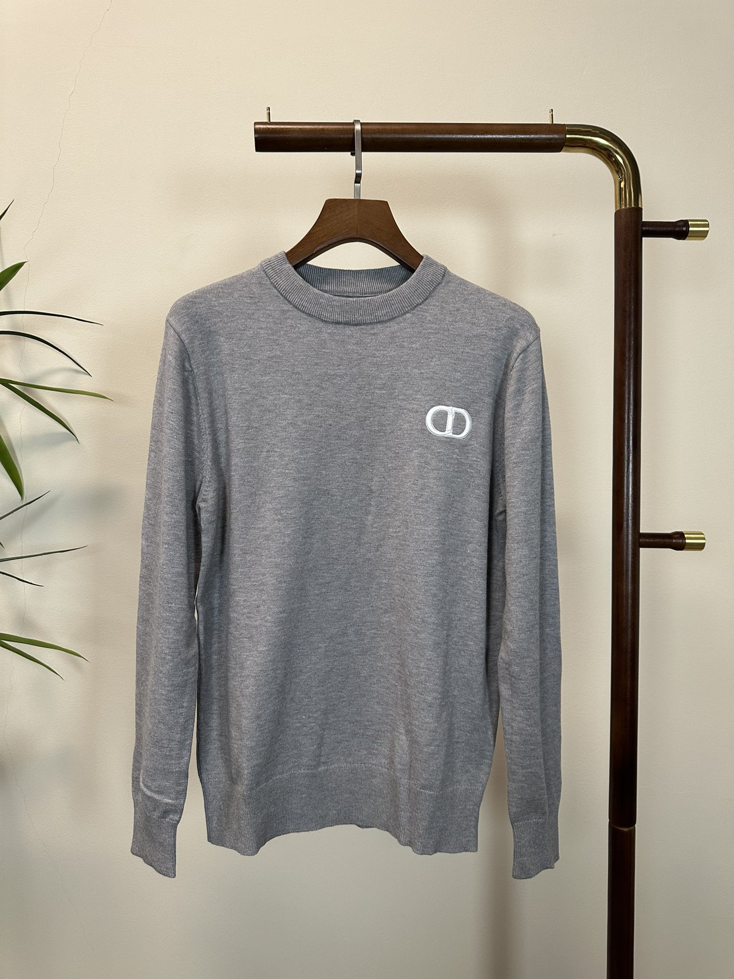 NO:423349,(Supports after-sales service after-sales service) DIOR exclusively offers new fashion casual sweaters. Imported original technology fabrics are soft and comfortable, comfortable and breathable on the upper body, skin-friendly and not stubborn. They are unique mixed and matched design styles. Whether worn alone or matched, they are all versatile items, demonstrating the personality of young people, with extremely high grades and handsome upper body!  Color black white blue gray Number M-3XL,,dior,dior,sweaters,alexander wang19860909（支持年后售后） DIOR 迪奥独家专供新品时尚休闲毛衣 进口原版科技面料,柔软舒适,上身舒适透气,亲肤不扎人,独特混搭设计风格,无论是单穿还是搭配,都是百搭单品,彰显了年轻人的个性,档次极高,上身帅气十足！ 颜色黑色 白色 蓝色 灰色 码数M-3XL,,dior,dior,sweaters,alexander wang,Men's clothing