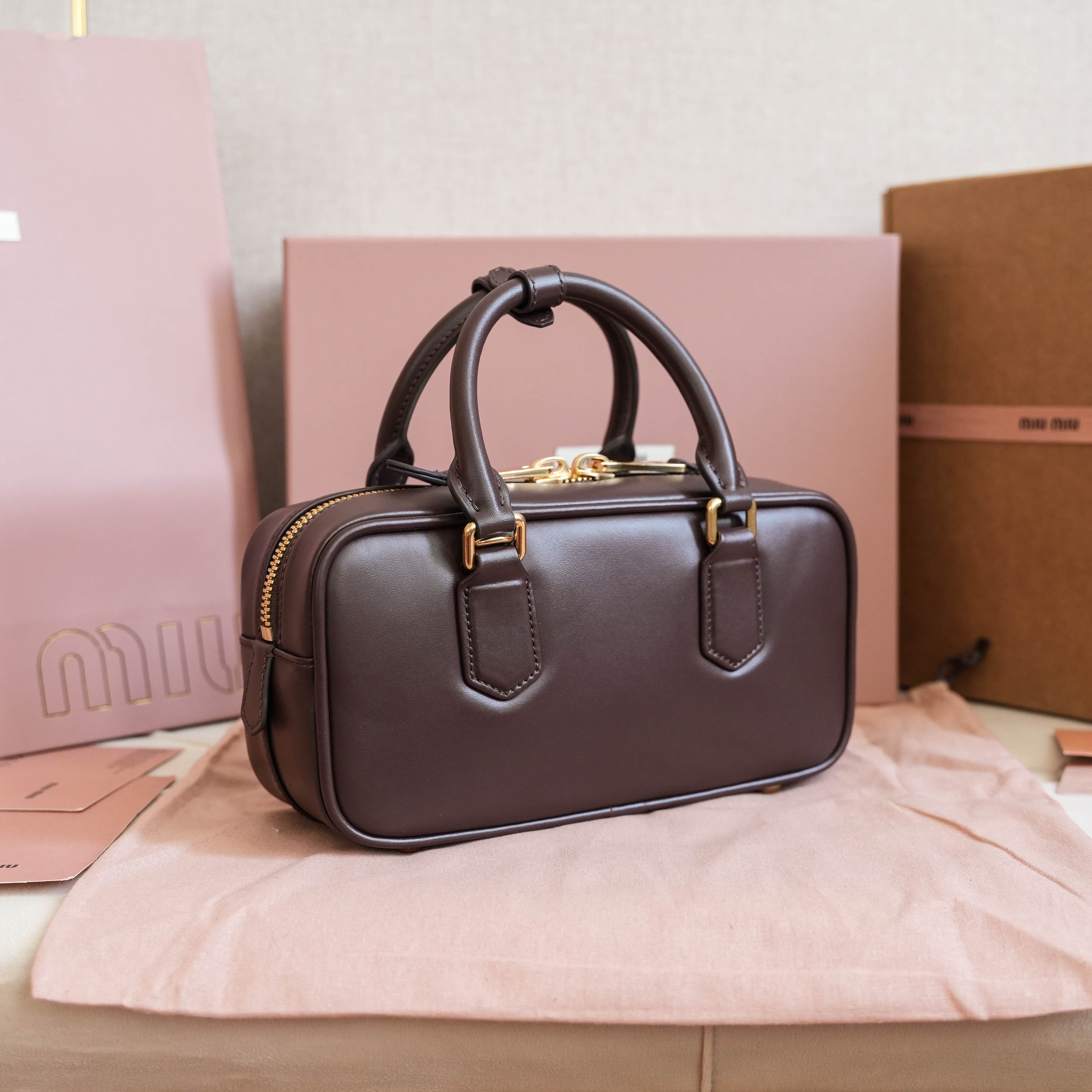 Miu Miu New version 5BB142, Miu's new bowling bag, the official website recommends it, this year's absolute hot style, top imported calfskin, Miu