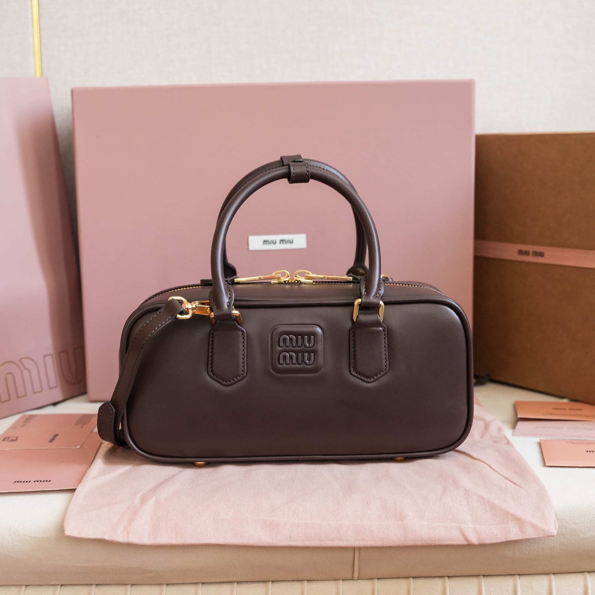 NO:204735,Genuine grade 5BB148 new product M Home's new bowling bag, the official website is recommended, this year's absolutely popular style, top imported calf leather, Miu Home's unique style Matelasse pattern, exquisite three-dimensional and stylish body, front engraving logo echoes the leather color, removable and adjustable leather long shoulder straps, cotton satin lining, zippered pocket, the same style of many celebrity internet celebrities, size 27X12X9Cm, with original packaging, MIUMIU, miumiu, cowhide19860909正品级 5BB148 新品 M家新款保龄球包包,官网主推,今年绝对爆款式,顶级进口小牛皮,Miu家独具风格Matelasse图案,包身精致立体有型, 正面刻字徽标与皮革颜色相呼应,可拆卸可调节皮革长肩带,棉质缎面衬里,配拉链式口袋,众多明星网红同款,尺寸27X12X9Cm,配原版包装,MIUMIU,miumiu,cowhide,Bag