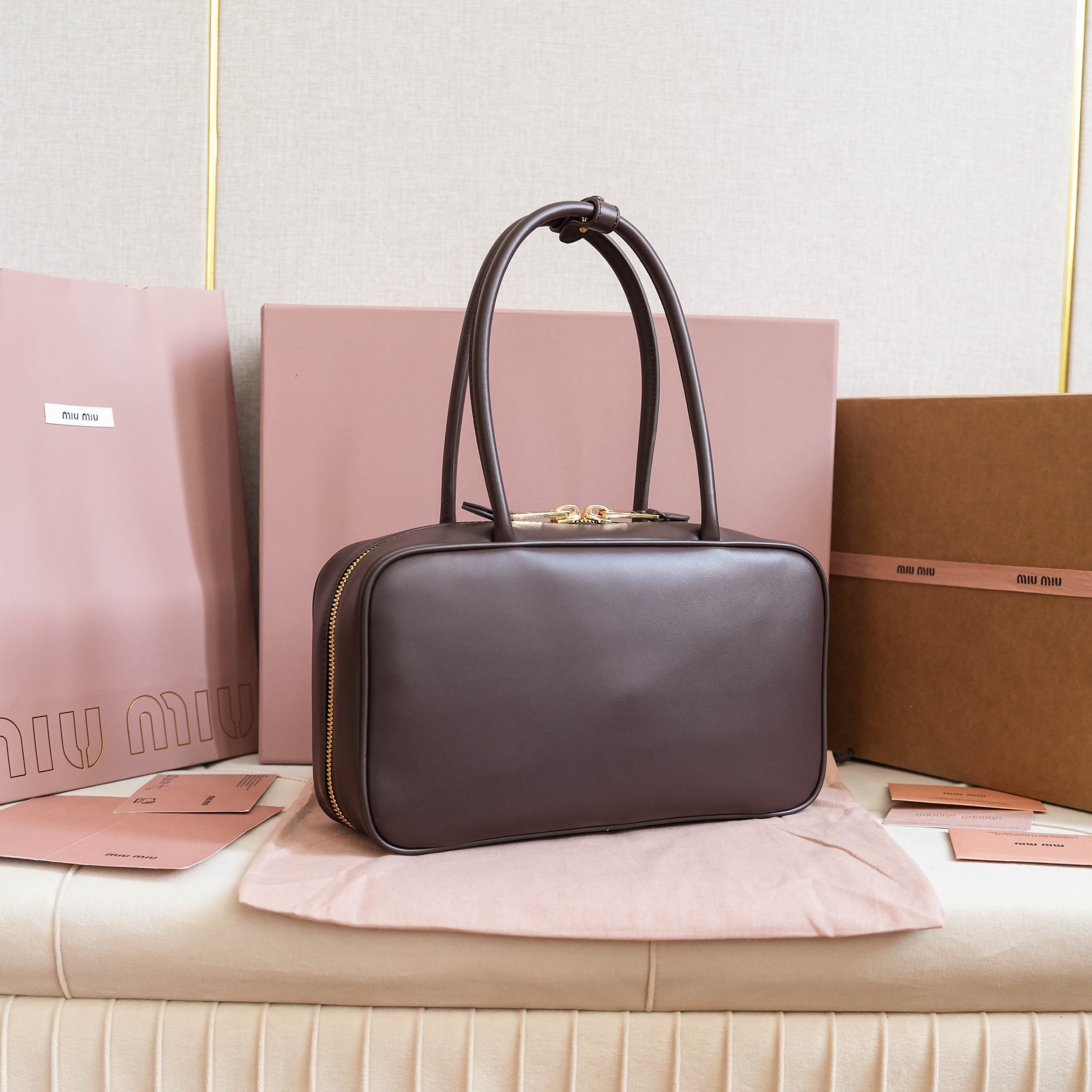Miu Miu 5BB172: MiuMiu's new size briefcase is made of top-grade imported calfskin. The leather is smooth, delicate and soft, with a cotton satin