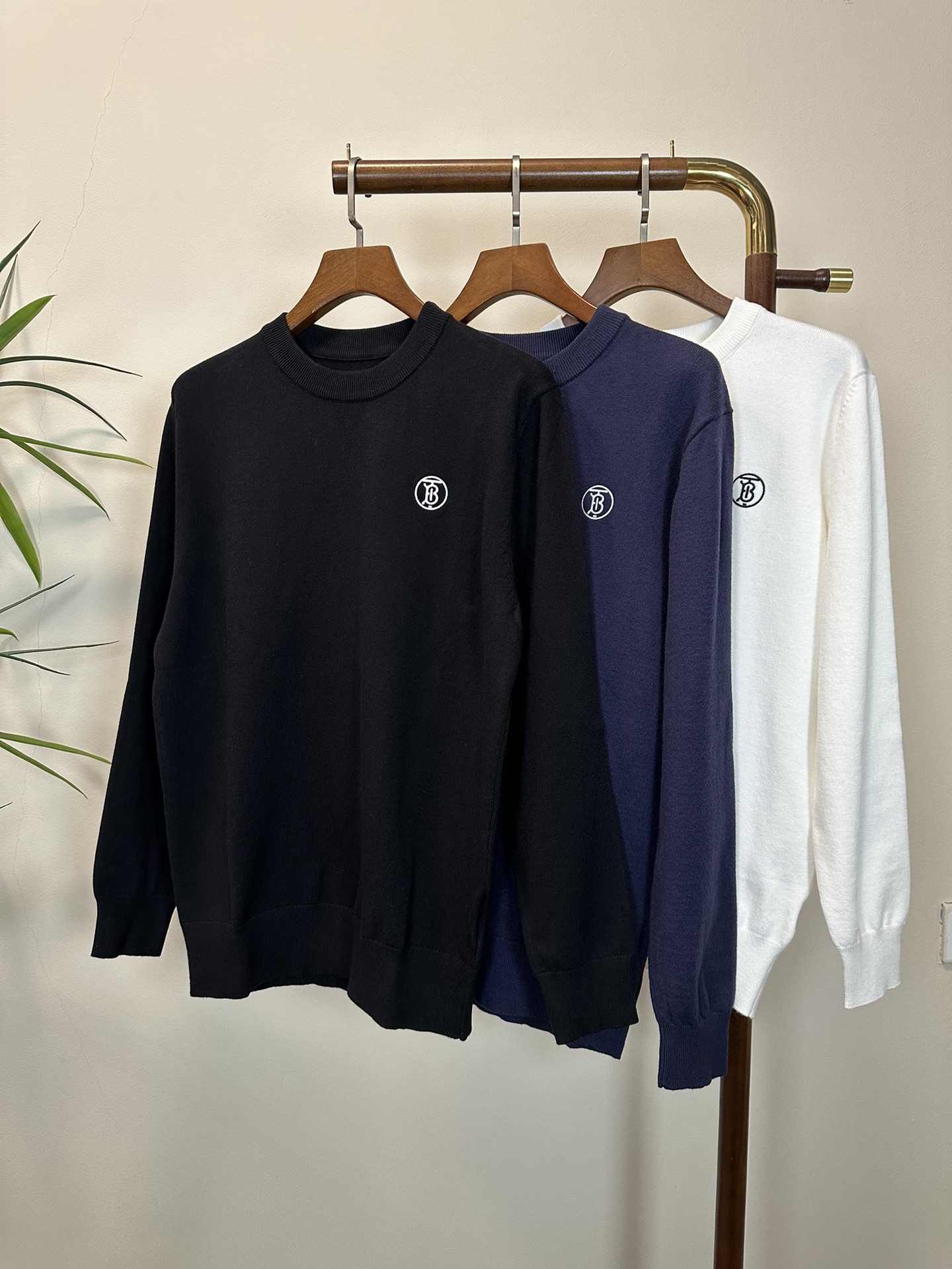 NO:423398,(Supports after-sales service after-sales service after-sales service) BBR Burberry exclusively offers new fashion casual sweaters. Imported original technology fabrics are soft and comfortable, comfortable and breathable on the upper body, skin-friendly and not stubborn. They are unique mixed and matched design styles. Whether worn alone or matched, they are all versatile items, demonstrating the personality of young people, with extremely high grades and a handsome upper body!  Color black white blue code number M-3XL, burberry, sweaters, alexander wang19860909（支持年后售后） BBR 巴宝莉独家专供新品时尚休闲毛衣 进口原版科技面料,柔软舒适,上身舒适透气,亲肤不扎人,独特混搭设计风格,无论是单穿还是搭配,都是百搭单品,彰显了年轻人的个性,档次极高,上身帅气十足！ 颜色黑色 白色 蓝色 码数M-3XL,,burberry,sweaters,alexander wang,Men's clothing