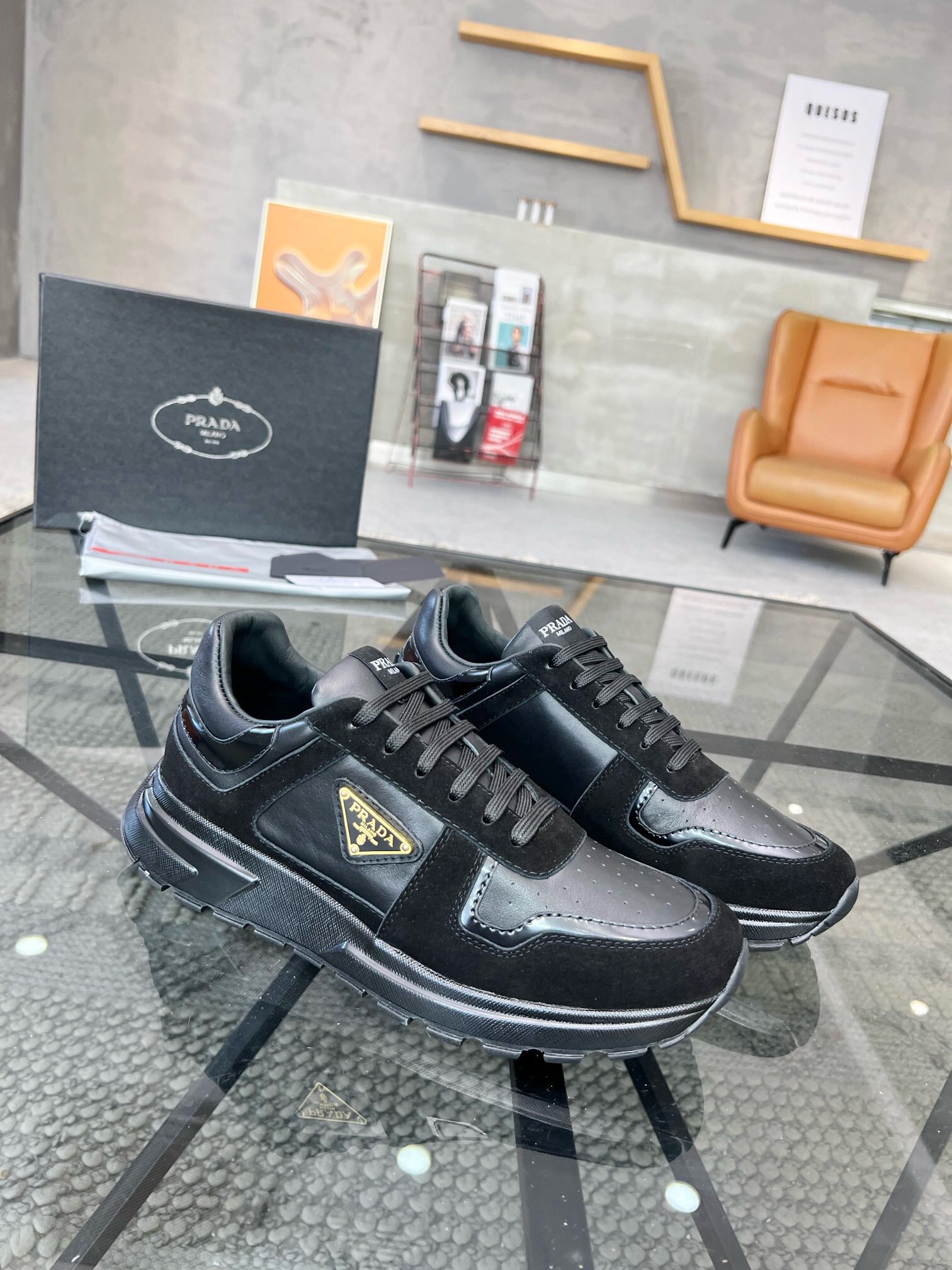 NO:219083,Brand P R A D A Color Original Color Pair Number 39-44 Customized 38.45 Price Material Prada New Product Original Single-Custom Low-top Casual Sports Shoes!  The upper is made of original soft cowhide with Prada logo cowhide inner lining. The original molded outsole of cowhide is made of high quality, worth owning. Prada, prada, sneakers, cowhide19860909品牌P R A D A 颜色原版配色 码数39-44定做38.45 价格 材质普拉达新品原单货低帮休闲运动鞋！鞋面采用原版柔软牛皮搭配普拉达标识牛皮内里 牛皮垫脚原版开模大底、高品质值得拥有,普拉达,prada,sneakers,cowhide,Men's shoes