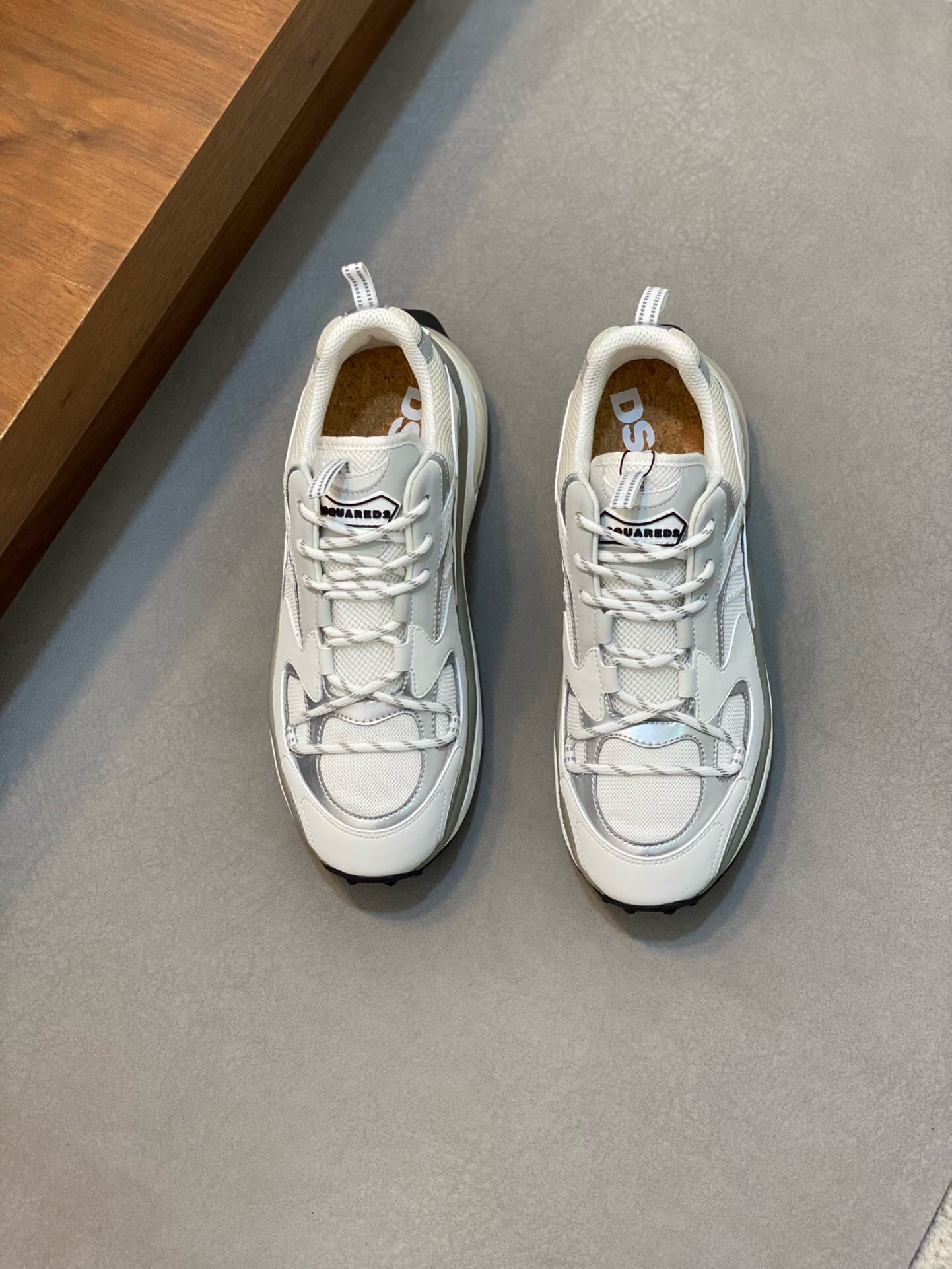 NO:219599,Brand DSQUARED2 Color Original Color Number 39-44 Customized 38.45 Price Material D2 Power New Men's Sports Shoes!  Made of original materials, the upper is spliced ​​with various materials, fashionable and novel, rear shoe lifting ring, original thick sole heightened and sporty sole!  The first layer of cowhide inner, fashionable and versatile item!  Recommended to buy!  , D2 power, sneakers, cowhide19860909品牌DSQUARED2 颜色 原版配色 码数39-44定做38.45 价格 材质D2次方 新款 男士运动鞋！原厂材料制作,鞋面使用多种材质拼接,时尚新颖,后置提鞋环,原版厚底增高运动大底！头层牛皮内里,时髦百搭单品！推荐入手！,D2次方,sneakers,cowhide,Men's shoes