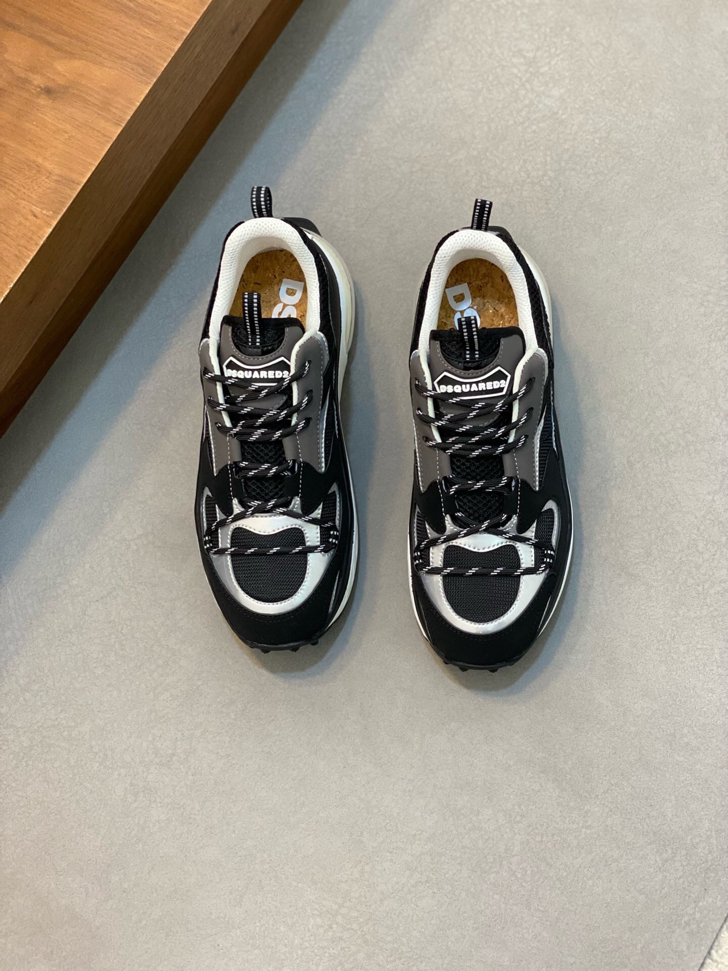 NO:217865,Brand DSQUARED2 Color Original Color Number 39-44 Customized 38.45 Price Material D2 Power New Men's Sports Shoes!  Made of original materials, the upper is spliced ​​with various materials, fashionable and novel, rear shoe lifting ring, original thick sole heightened and sporty sole!  The first layer of cowhide inner, fashionable and versatile item!  Recommended to buy!  , D2 power, sneakers, cowhide19860909品牌DSQUARED2 颜色 原版配色 码数39-44定做38.45 价格 材质D2次方 新款 男士运动鞋！原厂材料制作,鞋面使用多种材质拼接,时尚新颖,后置提鞋环,原版厚底增高运动大底！头层牛皮内里,时髦百搭单品！推荐入手！,D2次方,sneakers,cowhide,Men's shoes