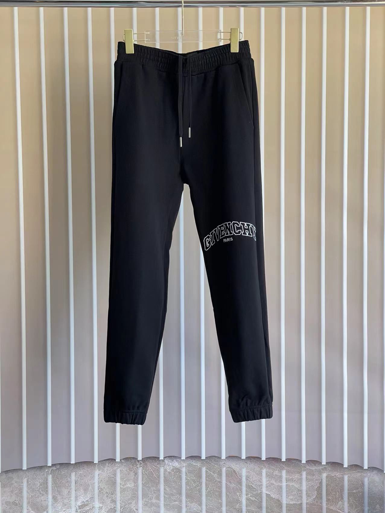 Pantalón G V C con letras minúsculas bordadas en tamaño completo