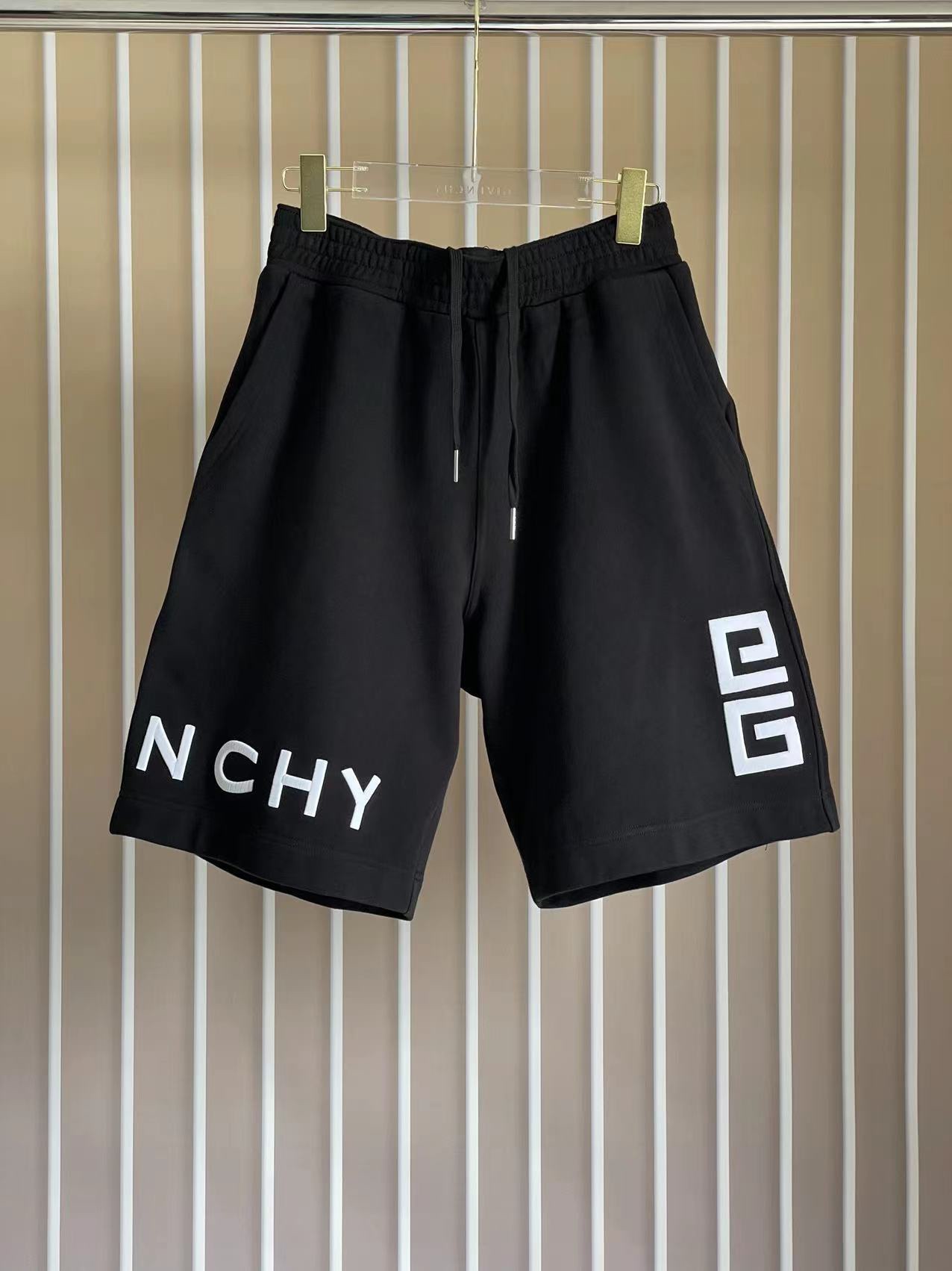 Shorts G V C con rayas horizontales