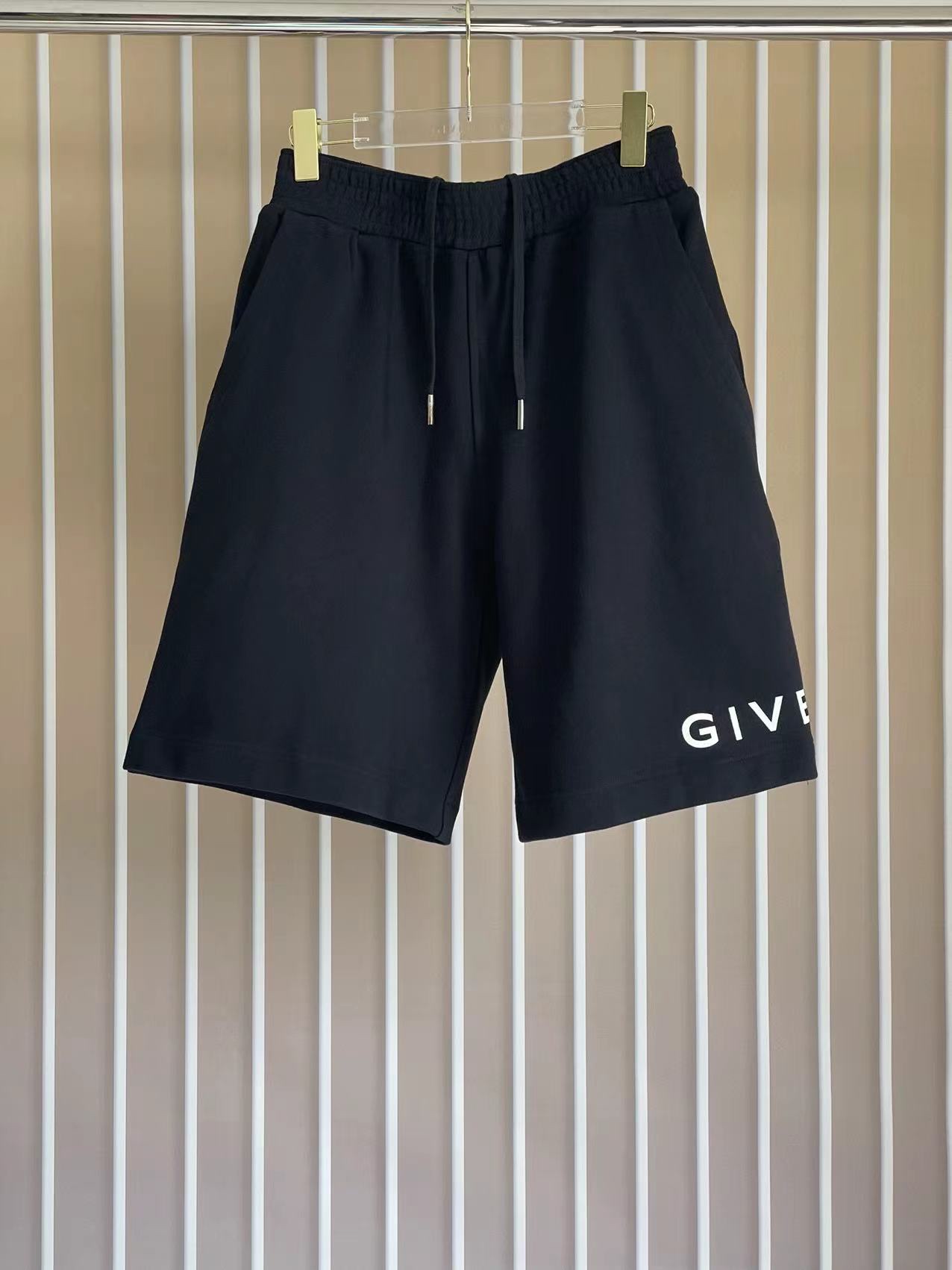 Pantalones cortos con letras plateadas G V C talla única