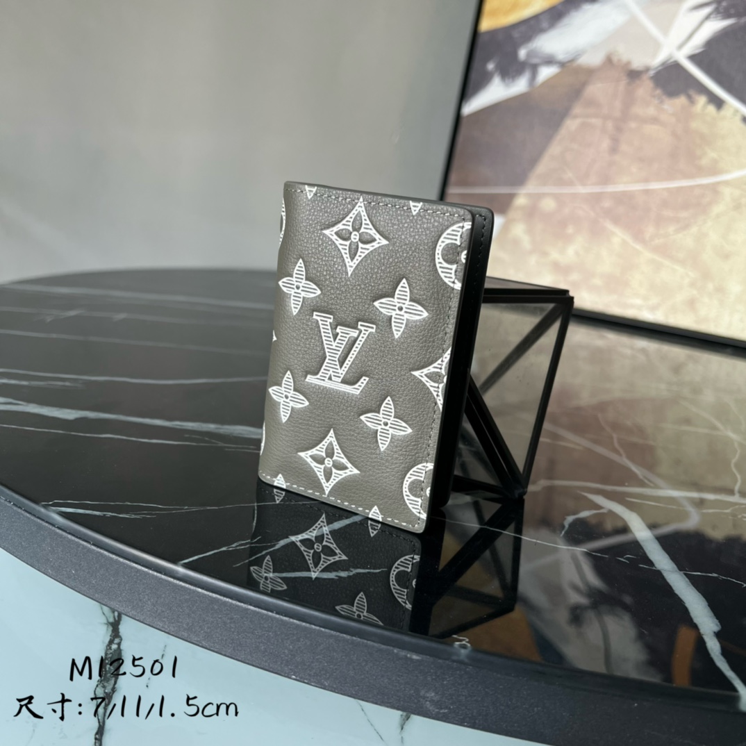 芯片版顶级原单M12501本款口袋钱夹以柔软MonogramShadow牛皮革成就紧凑构型设有卡片夹层内