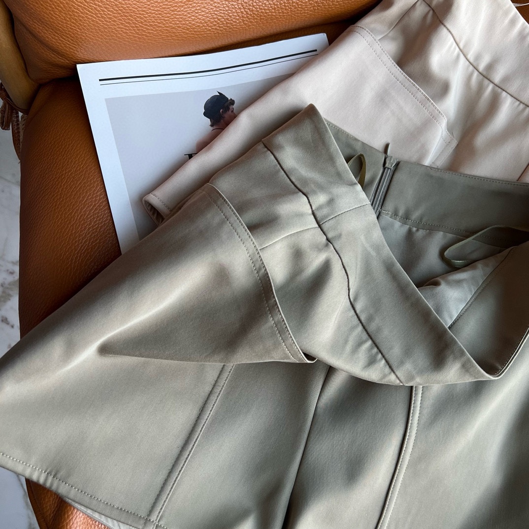 “Max Mara High-Waist Shorts in Silk Wool Blend for Women’s Autumn/Winter Collection” - 图片 3