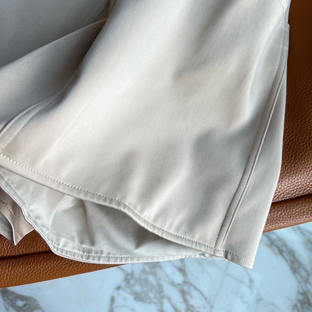 “Max Mara High-Waist Shorts: Silk Wool Blend for Comfort and Style” - 图片 3