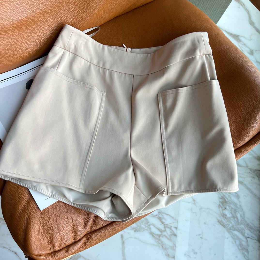 “Max Mara High-Waist Shorts: Silk Wool Blend for Comfort and Style”