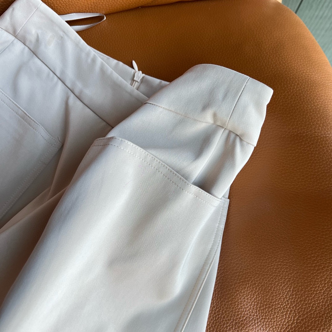 “Max Mara High-Waist Shorts: Silk Wool Blend for Comfort and Style” - 图片 2