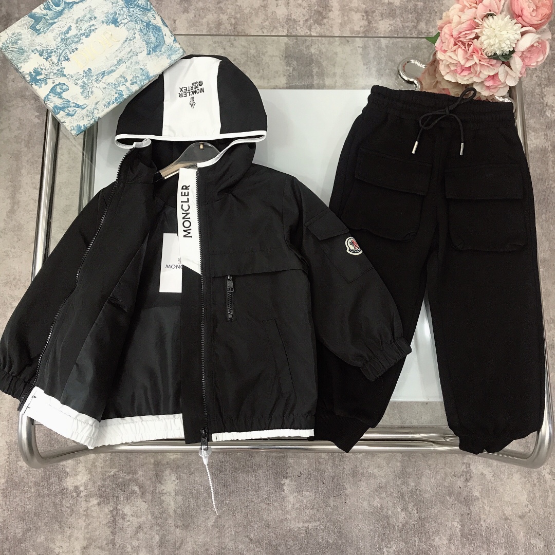 Moncler Tape-Printed Logo Suit with Unique Design and Air Permeability - 图片 2