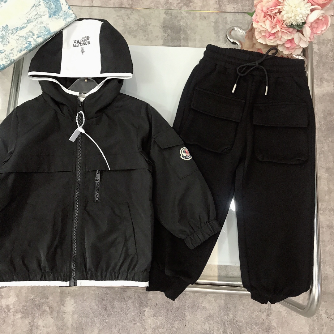 Moncler Tape-Printed Logo Suit with Unique Design and Air Permeability - 图片 3