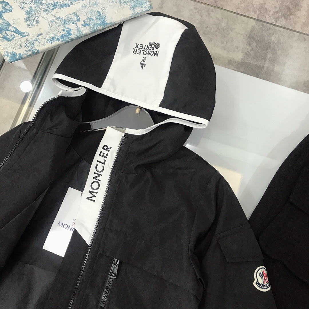 Moncler Tape-Printed Logo Suit with Unique Design and Air Permeability - 图片 8