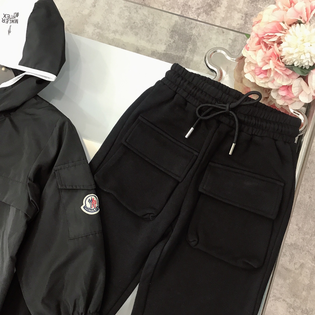 Moncler Tape-Printed Logo Suit with Unique Design and Air Permeability - 图片 6