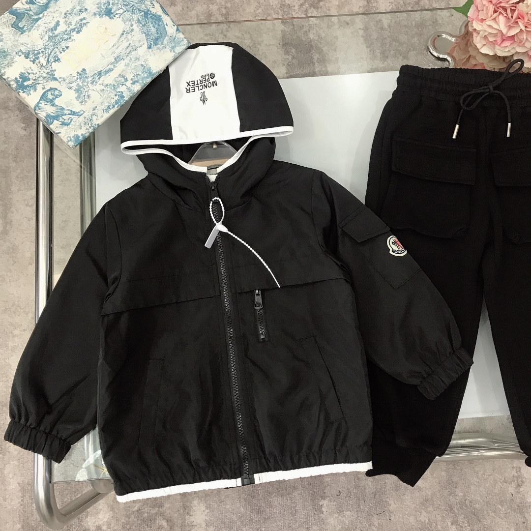 Moncler Tape-Printed Logo Suit with Unique Design and Air Permeability - 图片 4