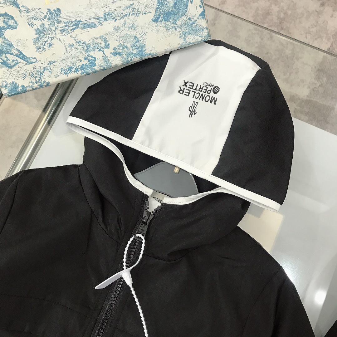 Moncler Tape-Printed Logo Suit with Unique Design and Air Permeability - 图片 5