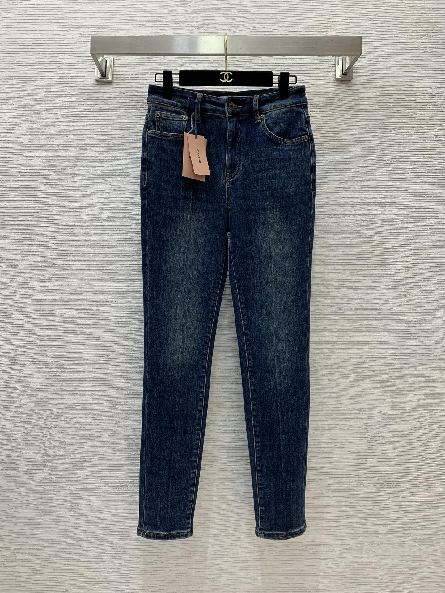 NO:637950,Model No. G24102384 MiuMi*Miaojia's new high-end customized elastic washed cotton back pocket embroidered logo decoration high elastic leg nine-point jeans, with thickened velvet inside!  .40.42.44. (size 40 waist 70, pants length 100 fabric high elasticity), Miu Miu-clothing, miumiu, jeans, alexander wang19860909款号G24102384 MiuMi*缪家新款 高端定制弹力洗水棉后口袋刺绣logo装饰高弹力小脚九分牛仔裤,内里加绒加厚！.40.42.44.（40码腰围70,裤长100面料高弹）,缪缪-服装,miumiu,jeans,alexander wang,Women's clothing