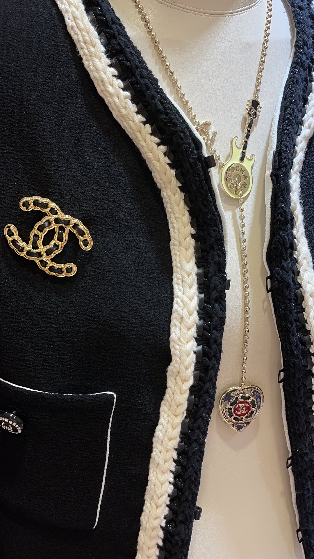 NO:647420,88180 Classic must-have 24K new black gold color leather chain double C brooch. The most classic leather chain design. Simple and elegant. Return to nature. Perfectly reflects the temperament. Practical and high-end all-match all year round. Same style for men and women. Customized. Consistent brass material. Lambskin. Brooch with picture box, brooch, breastpin, sheepskin, Cardia high-end jewelry.1986090988180 经典必入 24K新款黑金配色皮穿链双C胸针 最经典的皮穿链设计 简洁大方又优雅 返璞归真 完美体现了的气质 一年四季实用高级百搭 男女同款 z定制 一致黄铜材质 小羊皮 胸针带图片包装盒,,brooch，breastpin,sheepskin,卡迪亚高端饰品,Jewelry