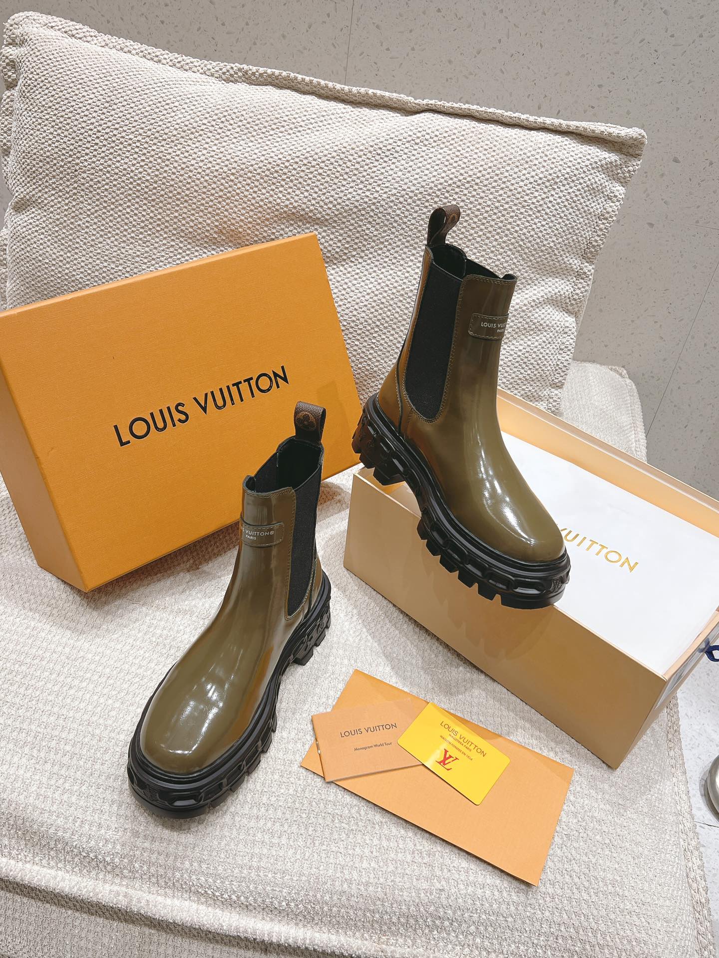 Louis Vuitton Classic Luxury Leather Shoe Loafer Ref 8